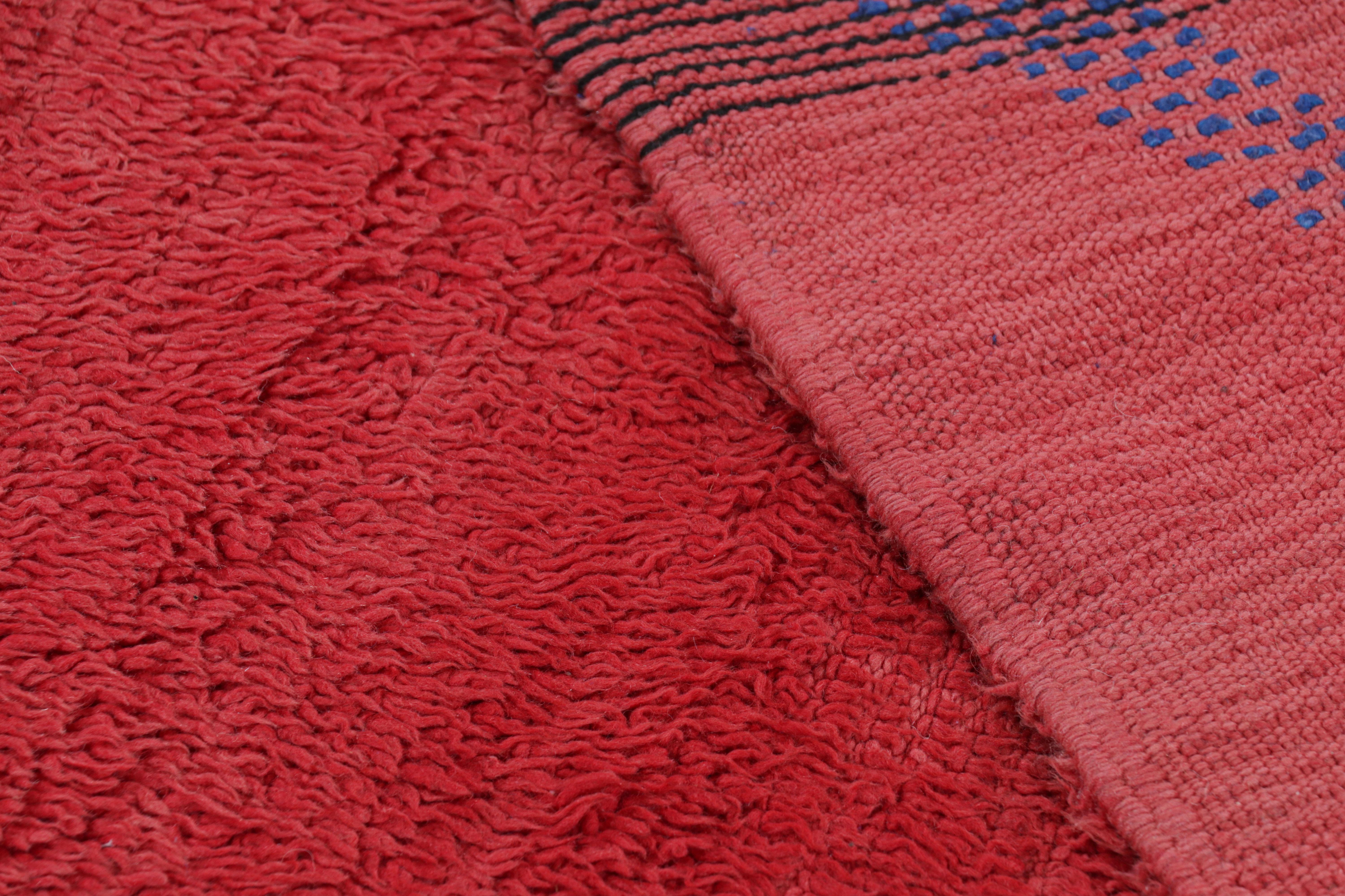 Marokkanischer Vintage-Läufer in Rot mit rosa geometrischem Muster, von Rug & Kilim im Angebot 1