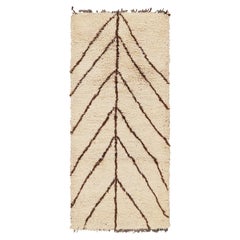 Alfombra marroquí vintage blanca con motivos geométricos marrones  Rug & Kilim