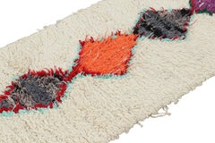 Tappeto runner marocchino vintage in bianco con losanghe multicolore  Rug & Kilim