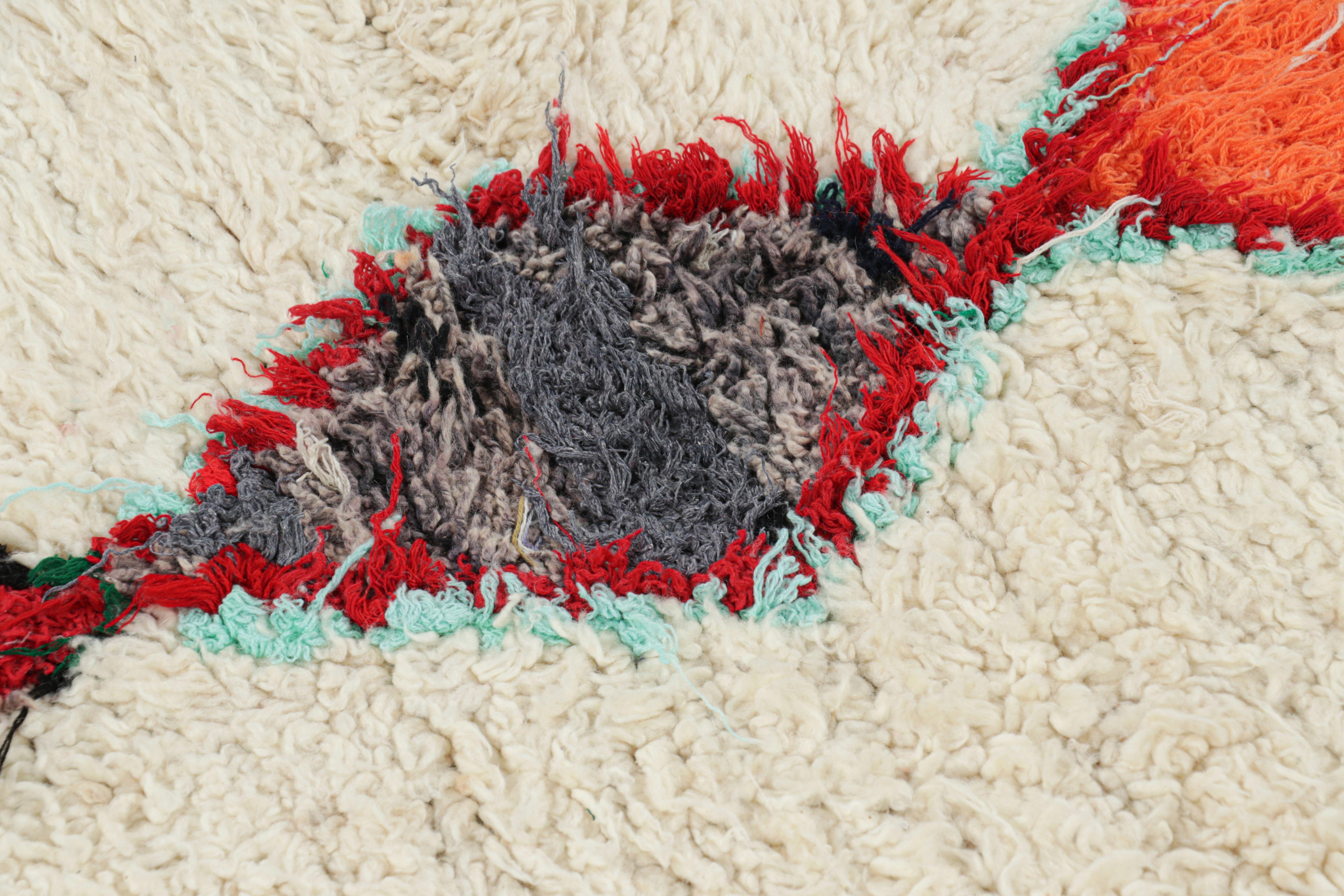 Marokkanischer Vintage-Läufer in Weiß mit mehrfarbigen Lozenges  Rug & Kilim (Handgeknüpft) im Angebot