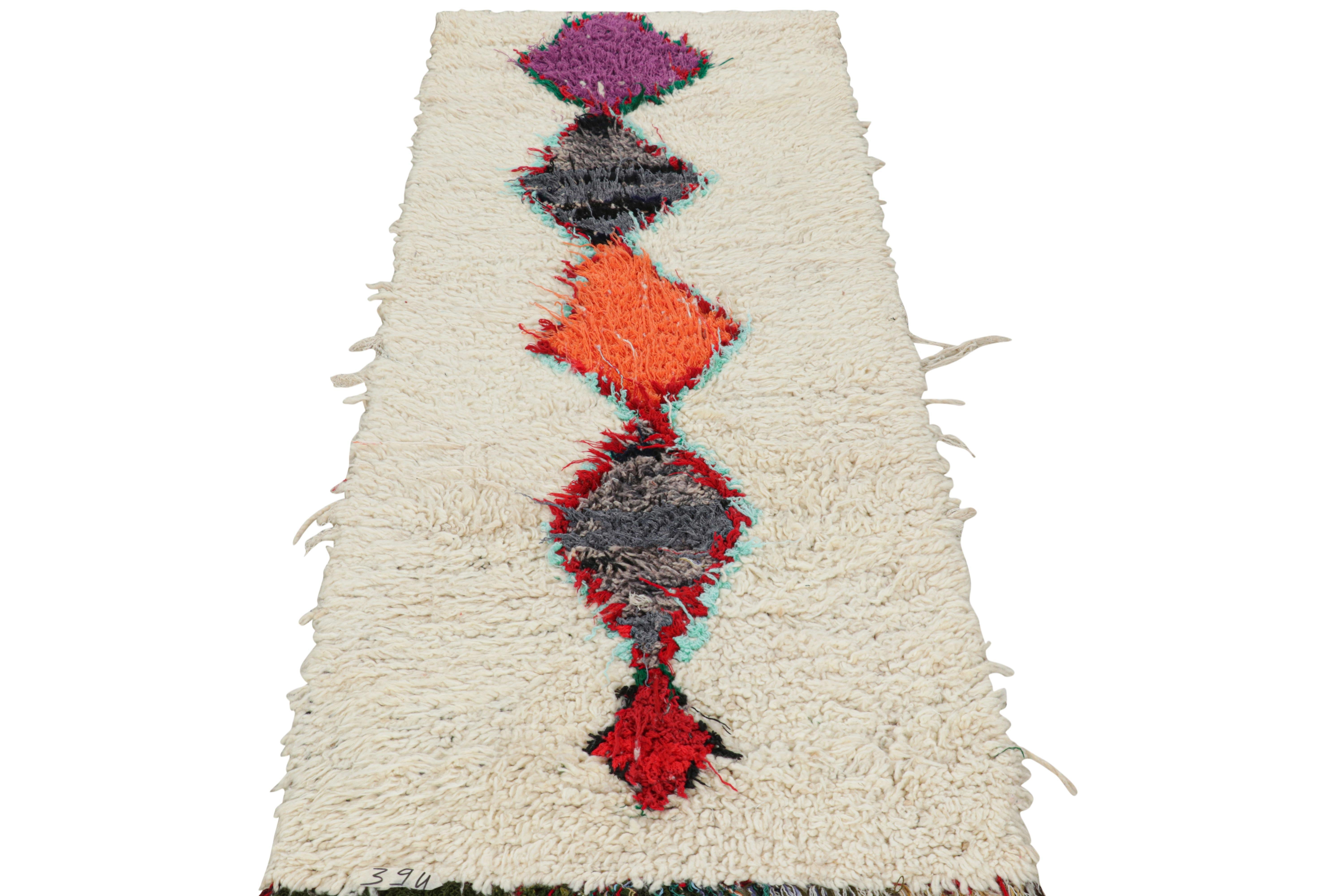 Marokkanischer Vintage-Läufer in Weiß mit mehrfarbigen Lozenges  Rug & Kilim im Zustand „Gut“ im Angebot in Long Island City, NY