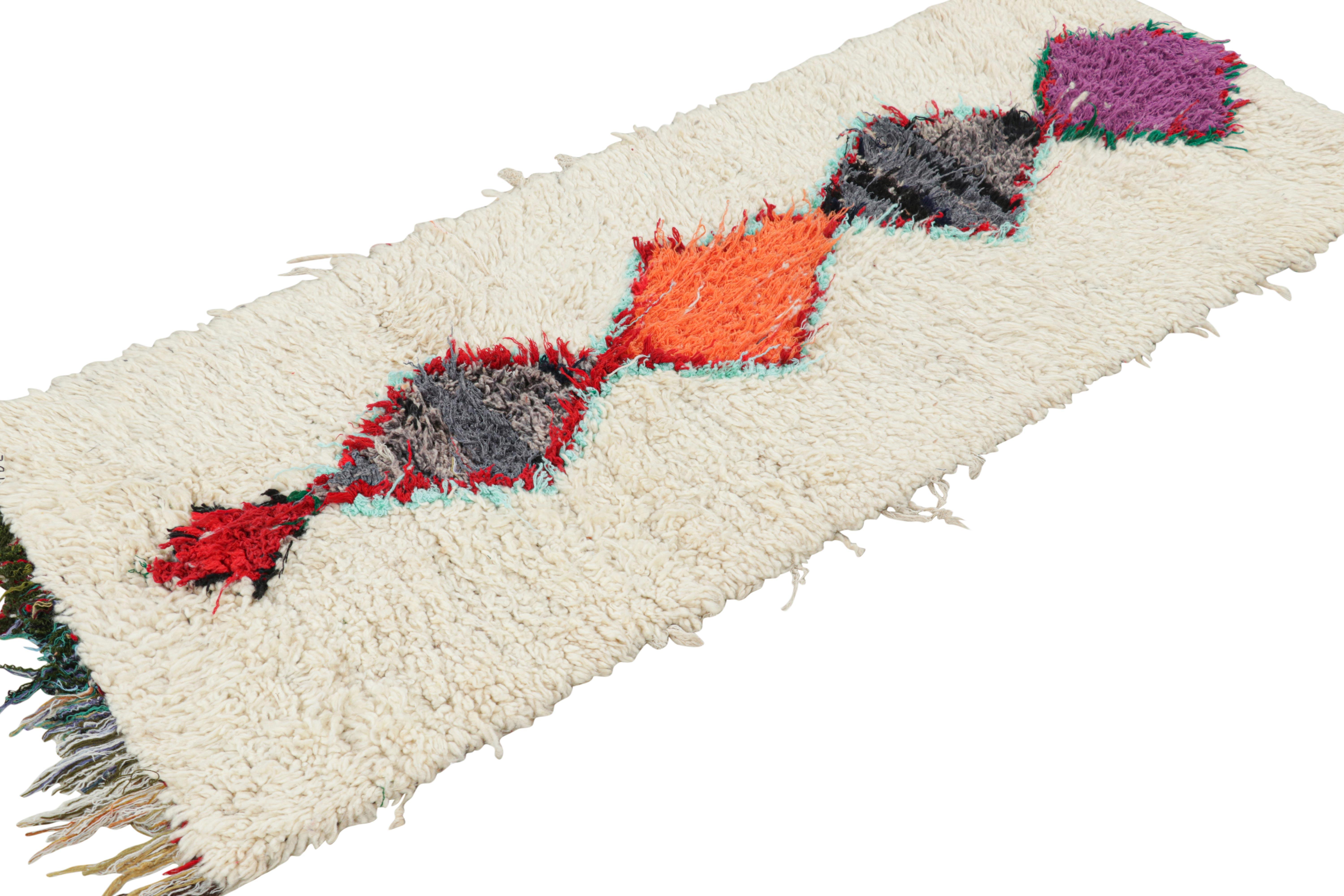 Marokkanischer Vintage-Läufer in Weiß mit mehrfarbigen Lozenges  Rug & Kilim (Mitte des 20. Jahrhunderts) im Angebot