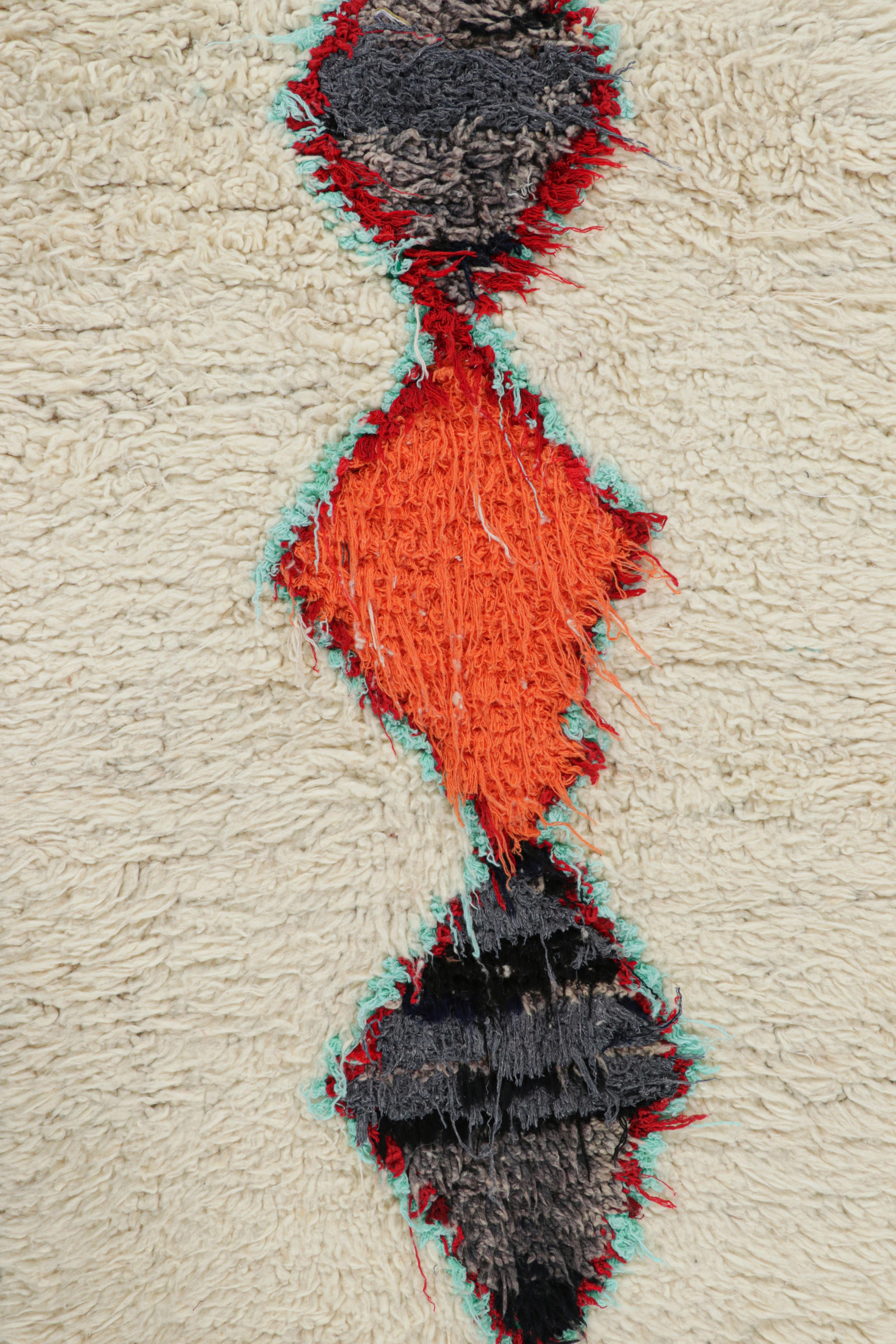 Marokkanischer Vintage-Läufer in Weiß mit mehrfarbigen Lozenges  Rug & Kilim (Wolle) im Angebot