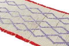 Tapis de couloir marocain vintage blanc avec losanges violets, de Rug & Kilim