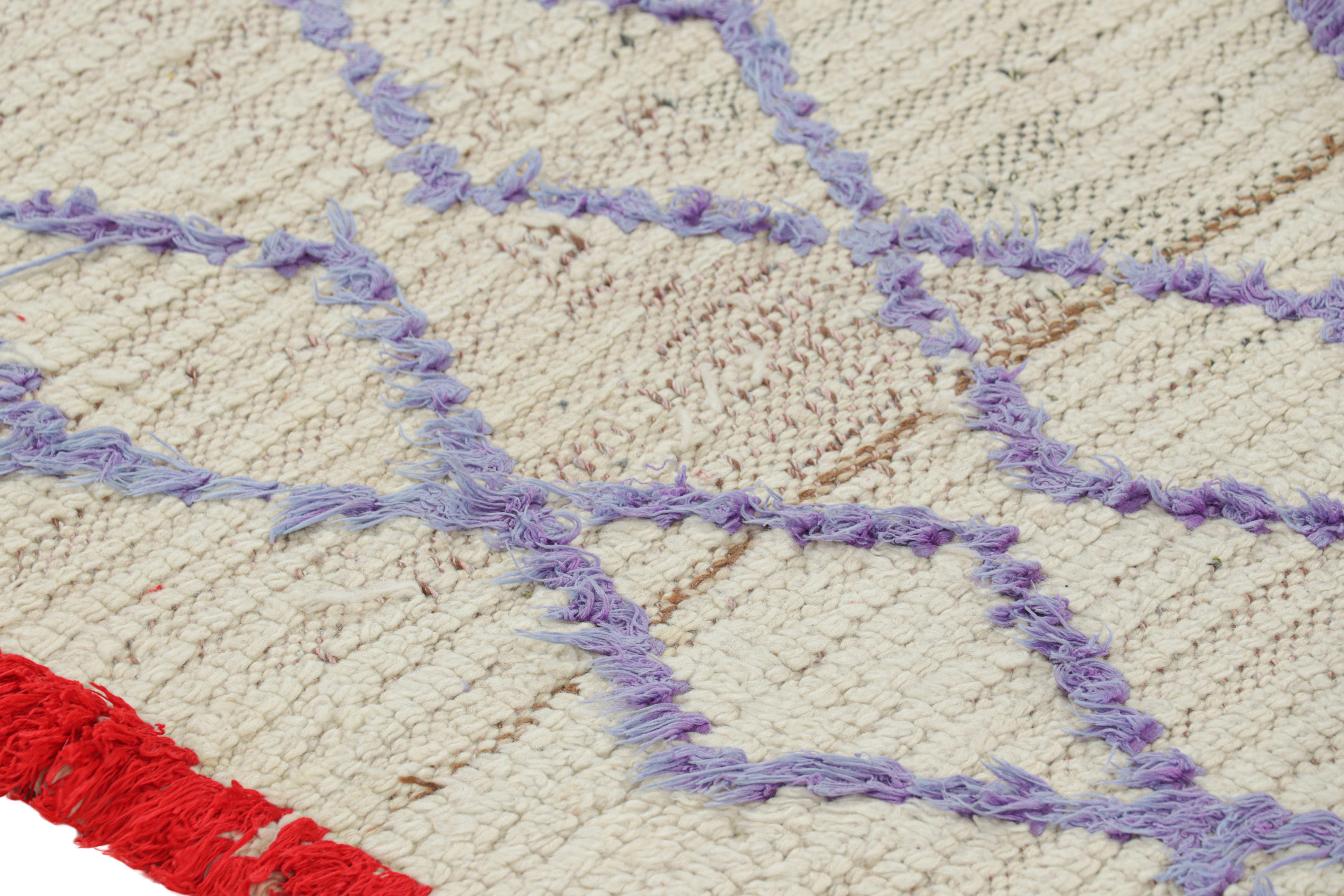 Marocchino Tappeto runner marocchino vintage in bianco con losanghe viola, da Rug & Kilim in vendita