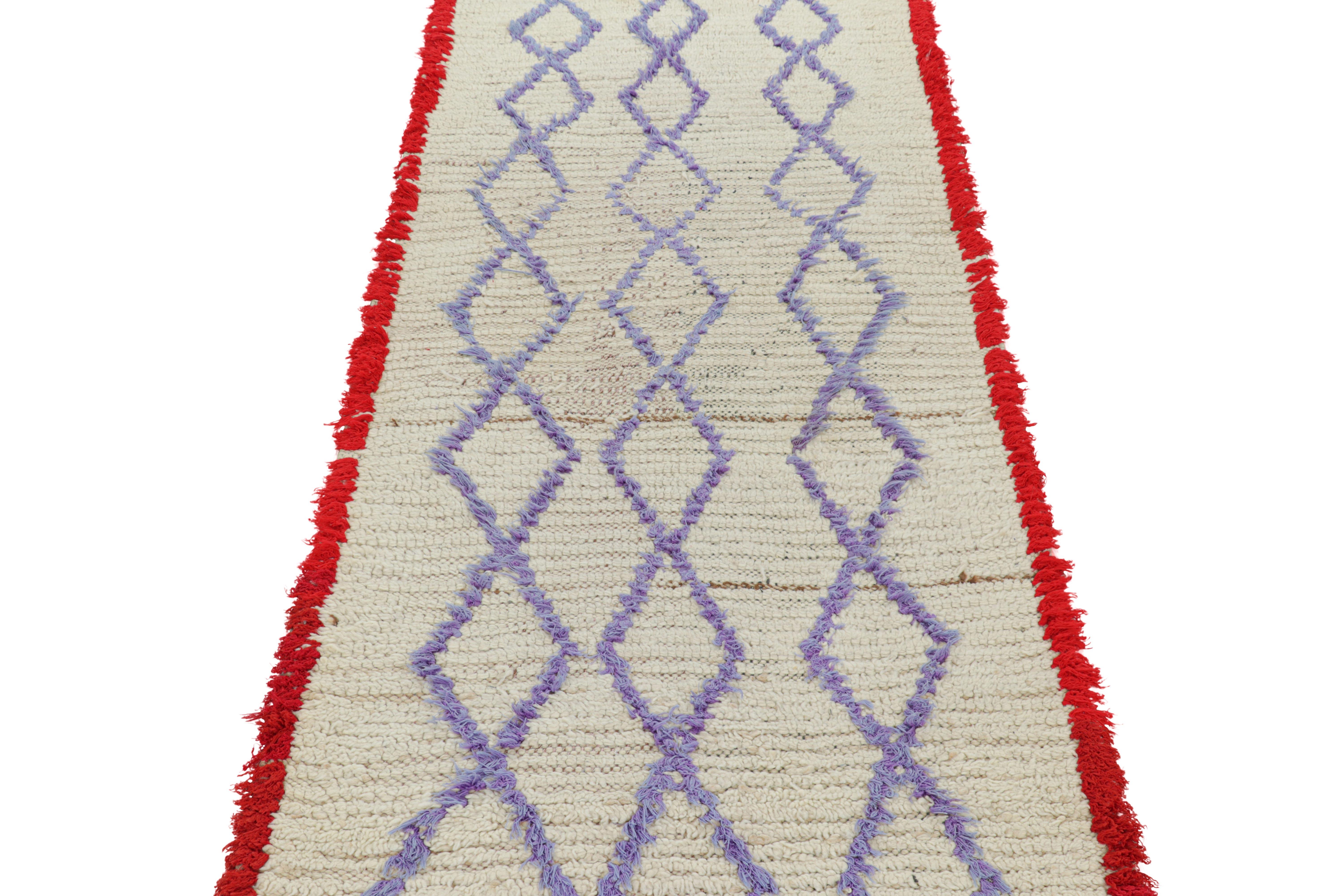 Annodato a mano Tappeto runner marocchino vintage in bianco con losanghe viola, da Rug & Kilim in vendita