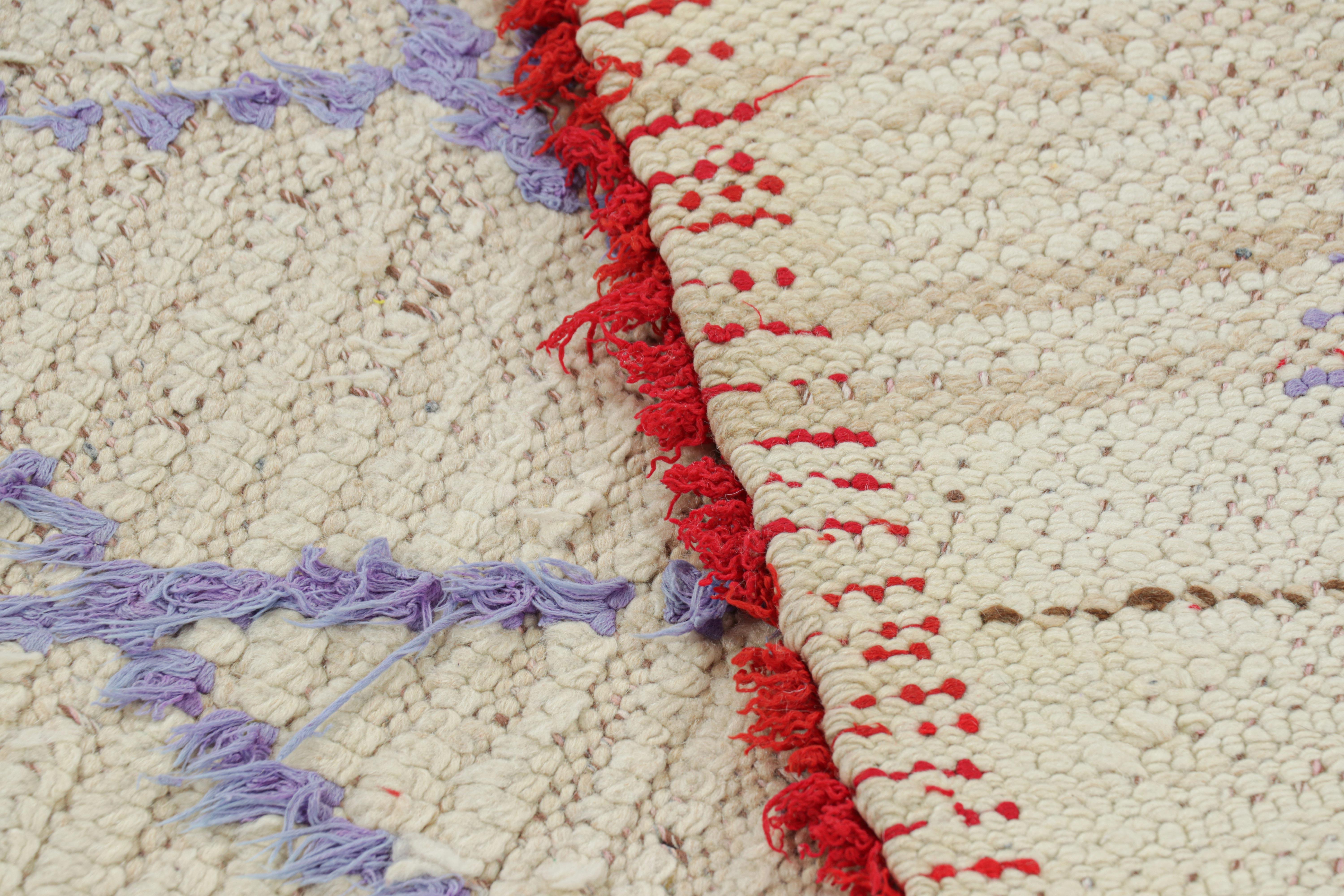 Lana Tappeto runner marocchino vintage in bianco con losanghe viola, da Rug & Kilim in vendita