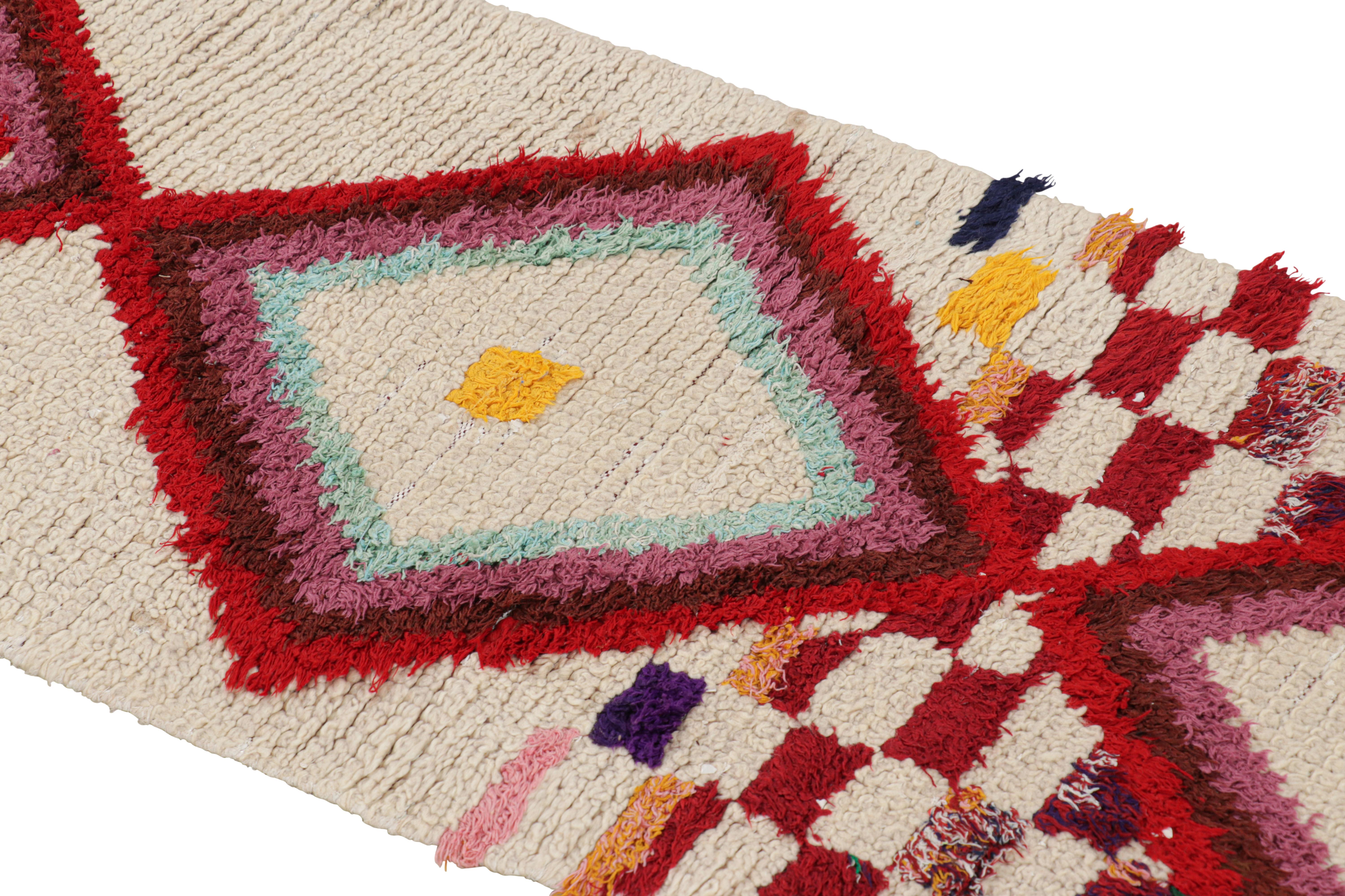Dieser handgeknüpfte Wollteppich aus Marokko (ca. 1950-1960) im Format 2x6 ist ein äußerst seltenes Stück, wie es nur wenige seiner Herkunft gibt. 

Über das Design: 

Bewunderer des Handwerks werden feststellen, dass dieses Stück im