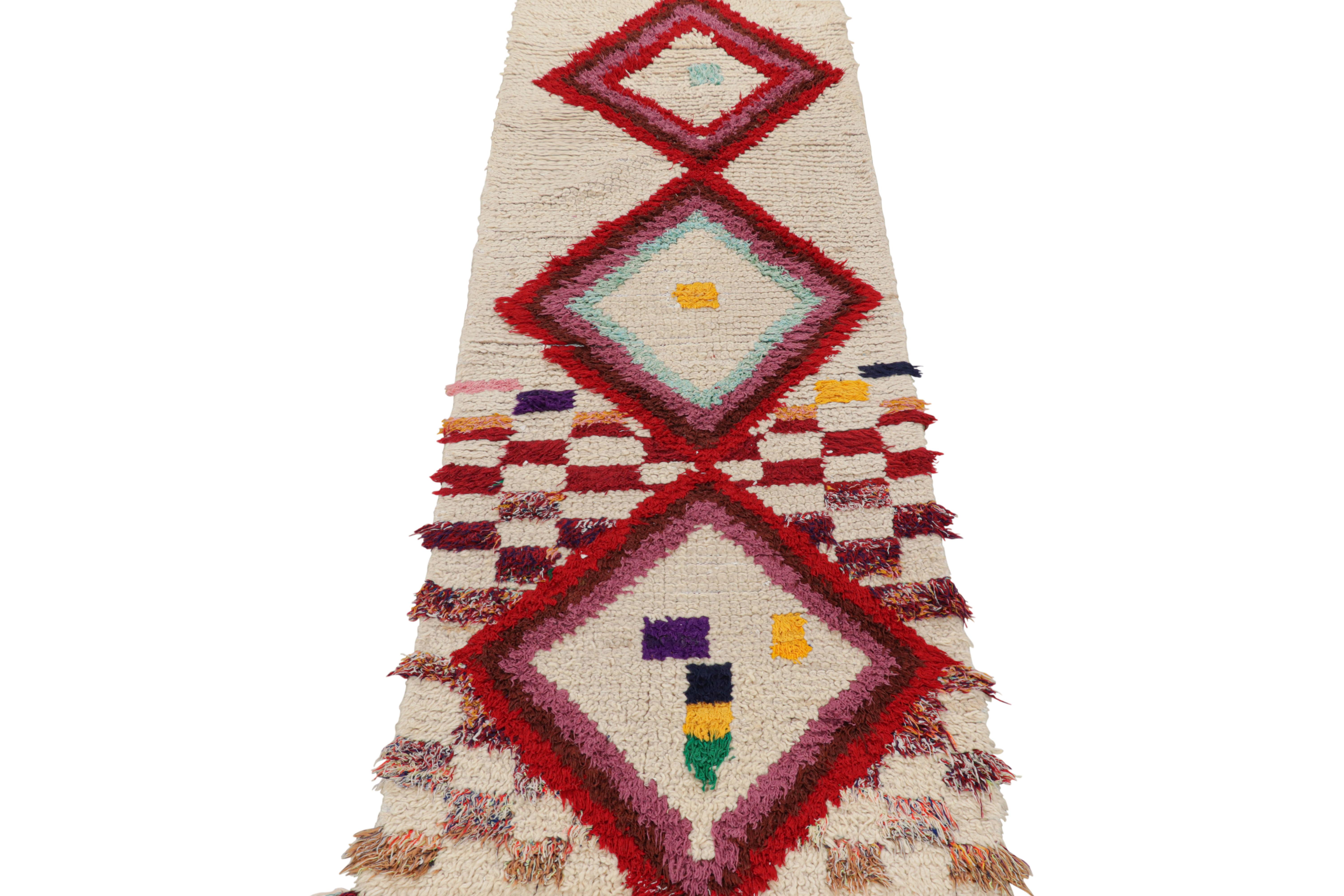 Marokkanischer Vintage-Läufer in Weiß mit roten Diamantmedaillons  Rug & Kilim im Zustand „Gut“ im Angebot in Long Island City, NY