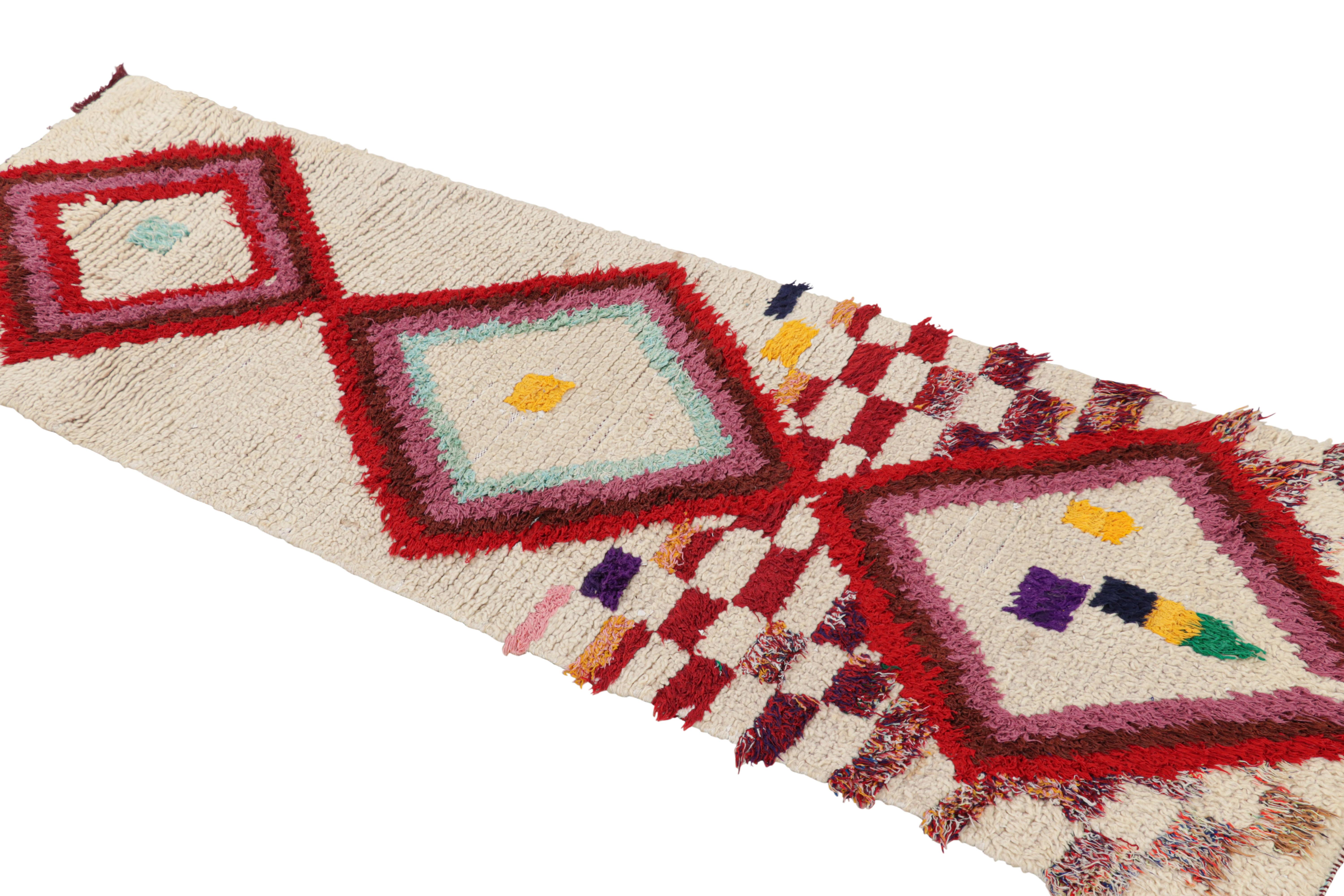 Marokkanischer Vintage-Läufer in Weiß mit roten Diamantmedaillons  Rug & Kilim (Mitte des 20. Jahrhunderts) im Angebot