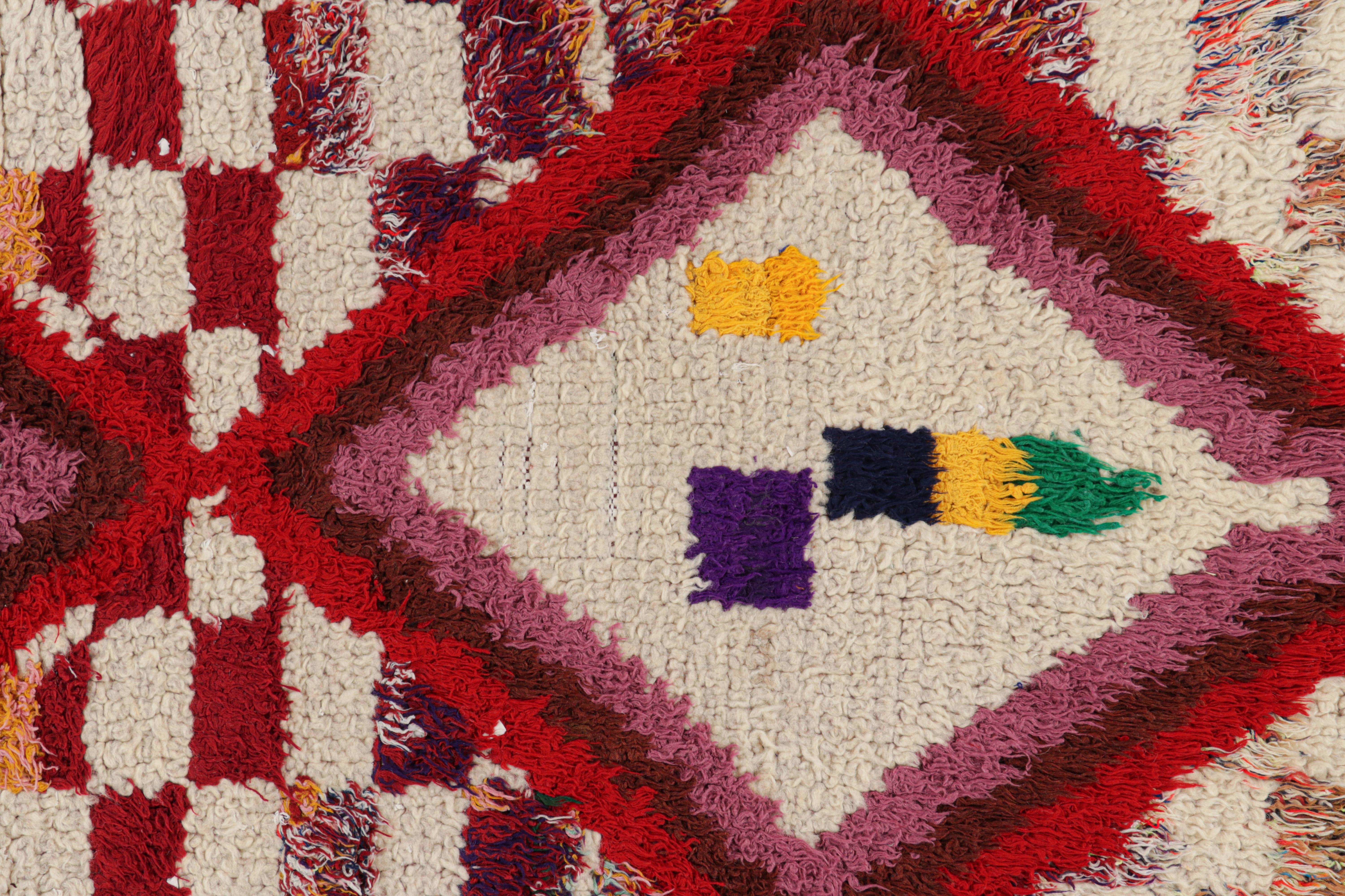 Marokkanischer Vintage-Läufer in Weiß mit roten Diamantmedaillons  Rug & Kilim im Angebot 1