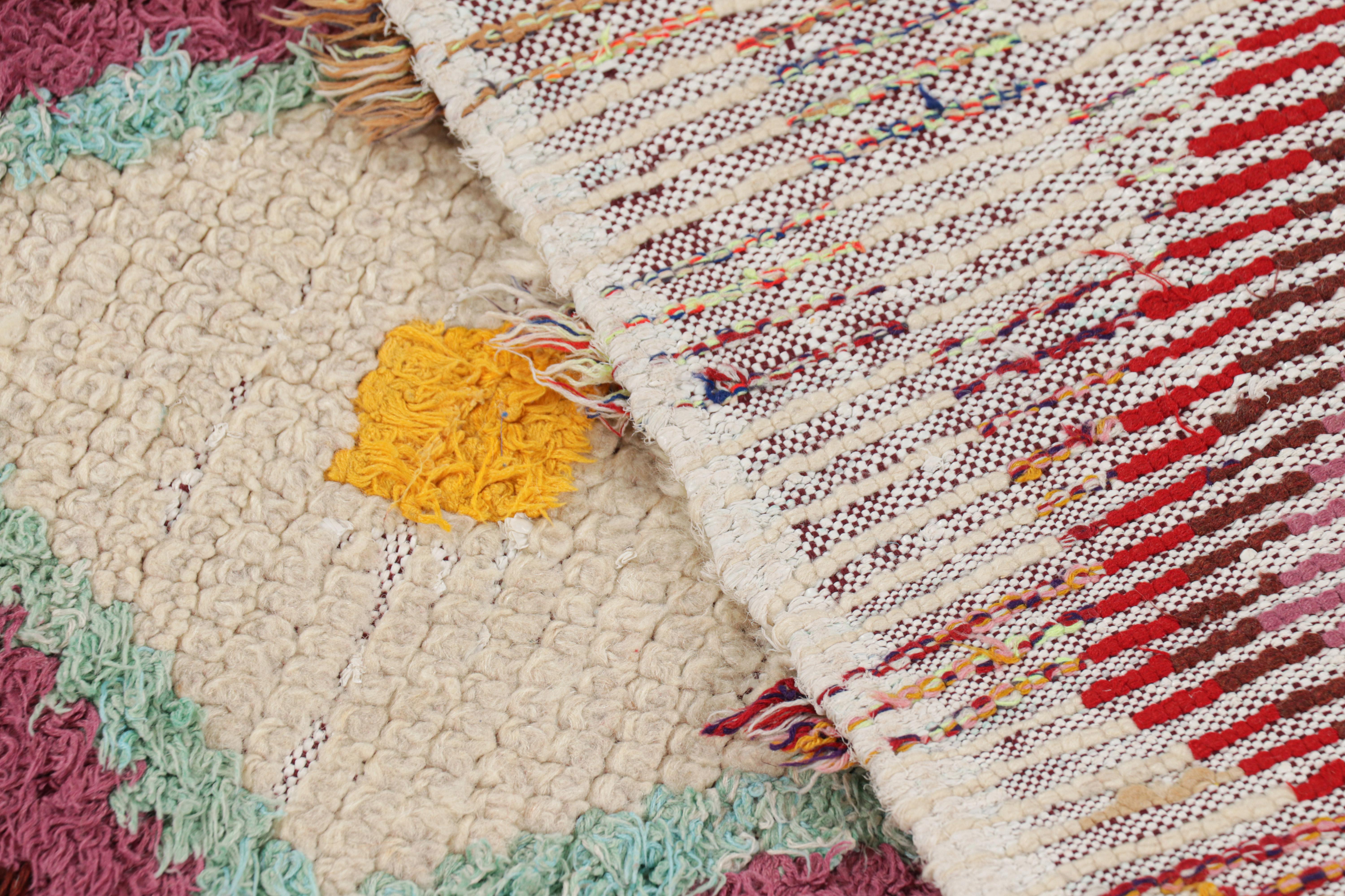 Marokkanischer Vintage-Läufer in Weiß mit roten Diamantmedaillons  Rug & Kilim im Angebot 2