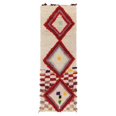 Marokkanischer Vintage-Läufer in Weiß mit roten Diamantmedaillons  Rug & Kilim