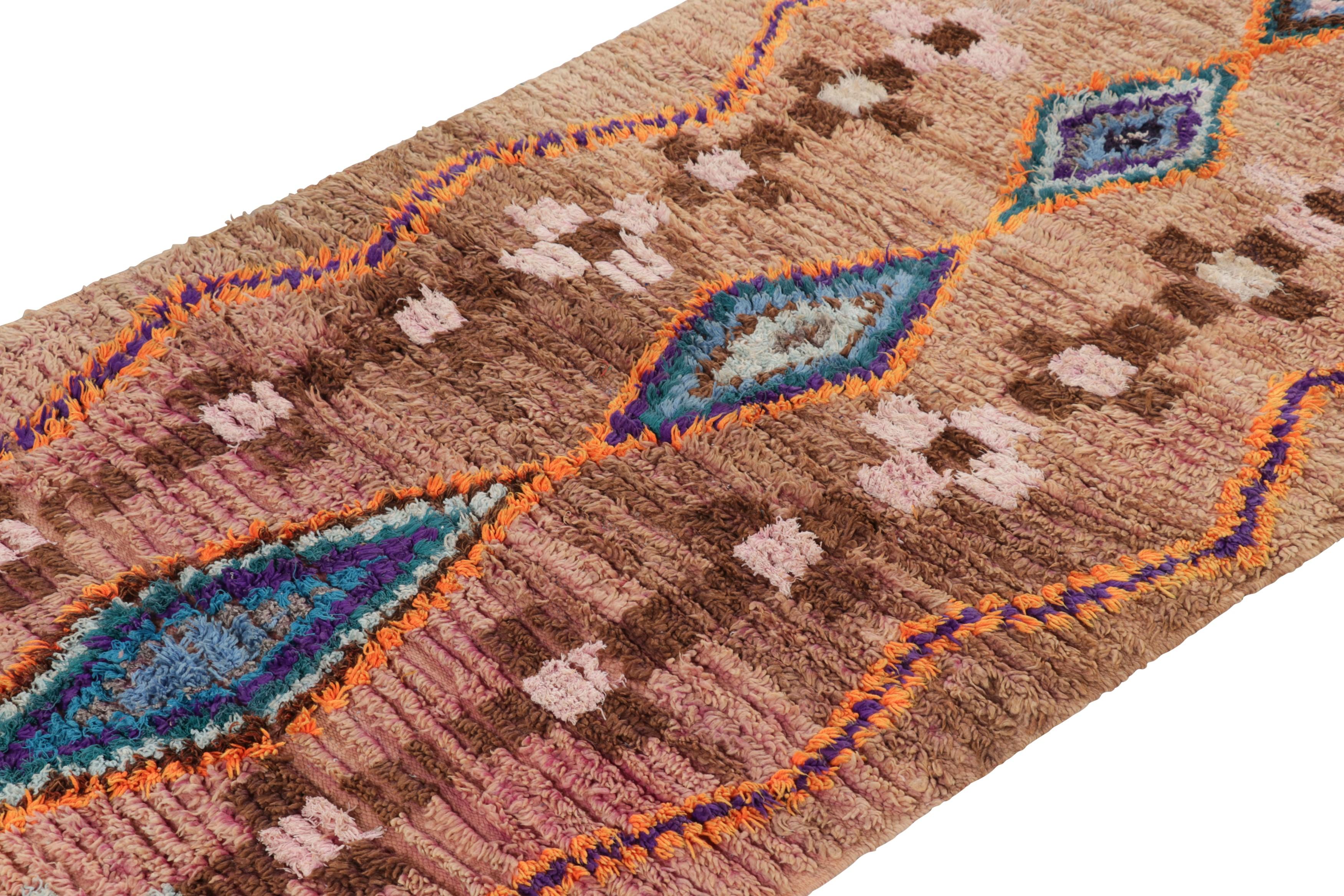 Annodato a mano in lana e proveniente dal Marocco intorno al 1950-1960, questo tappeto runner vintage 4x9 è una novità rara e tra le più interessanti della collezione di Rug & Kilim dedicata alla metà del secolo scorso.

Sul design: 

Questo