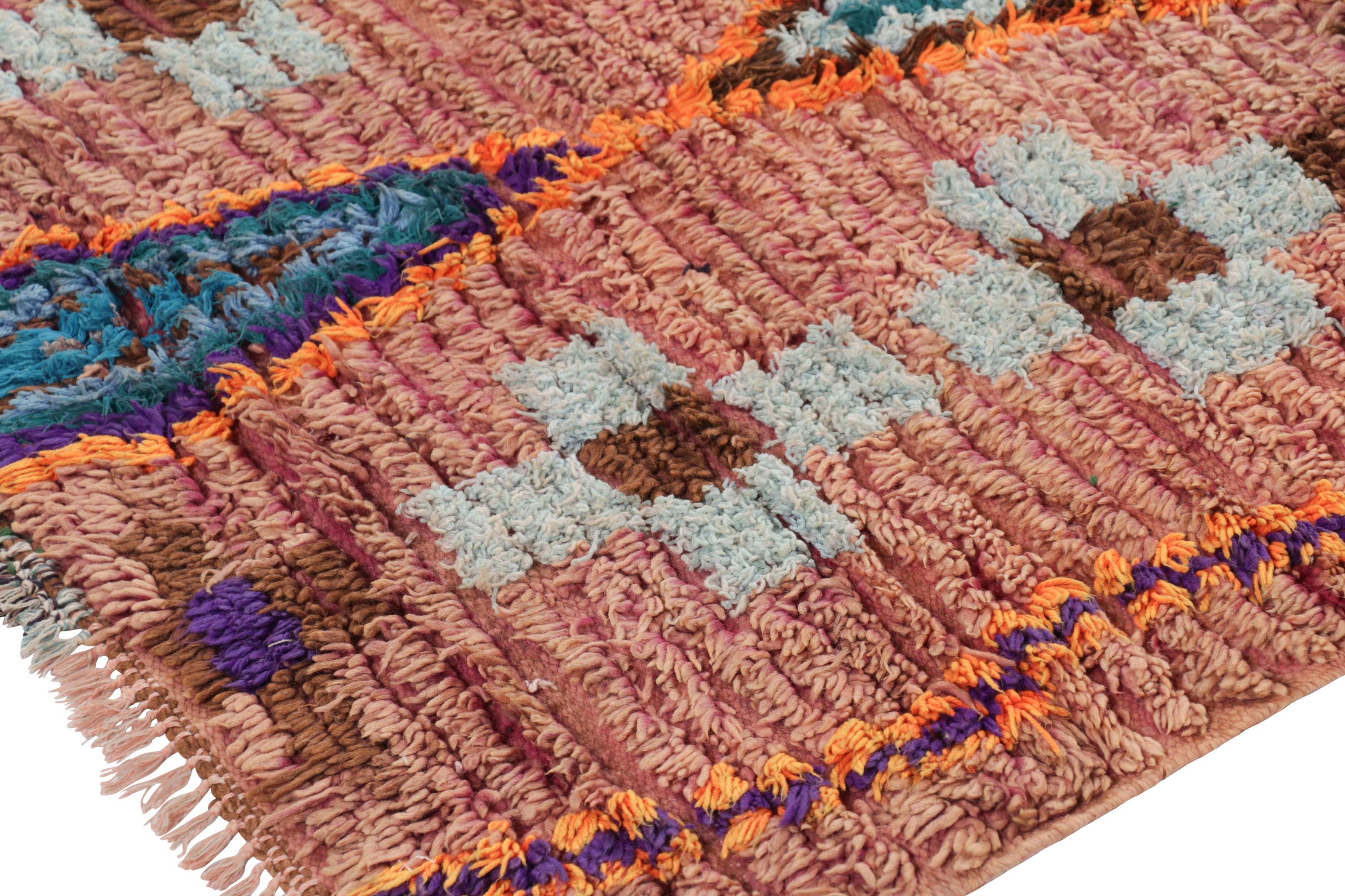 Metà XX secolo Tappeto marocchino vintage, arancione e beige con motivo geometrico - Rug & Kilim in vendita