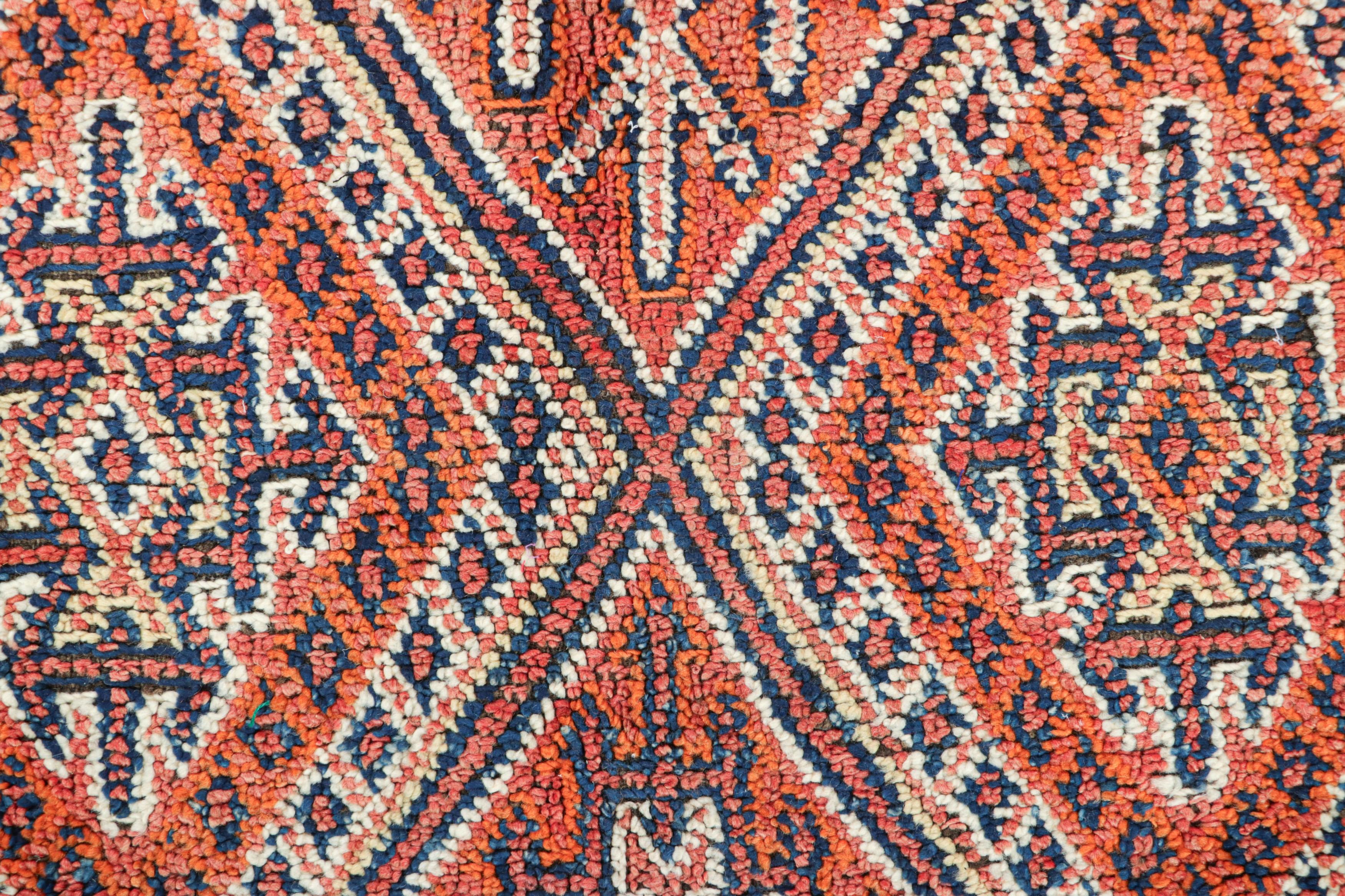 Alfombra marroquí vintage, naranja y azul con motivos geométricos - Rug & Kilim Marroquí en venta