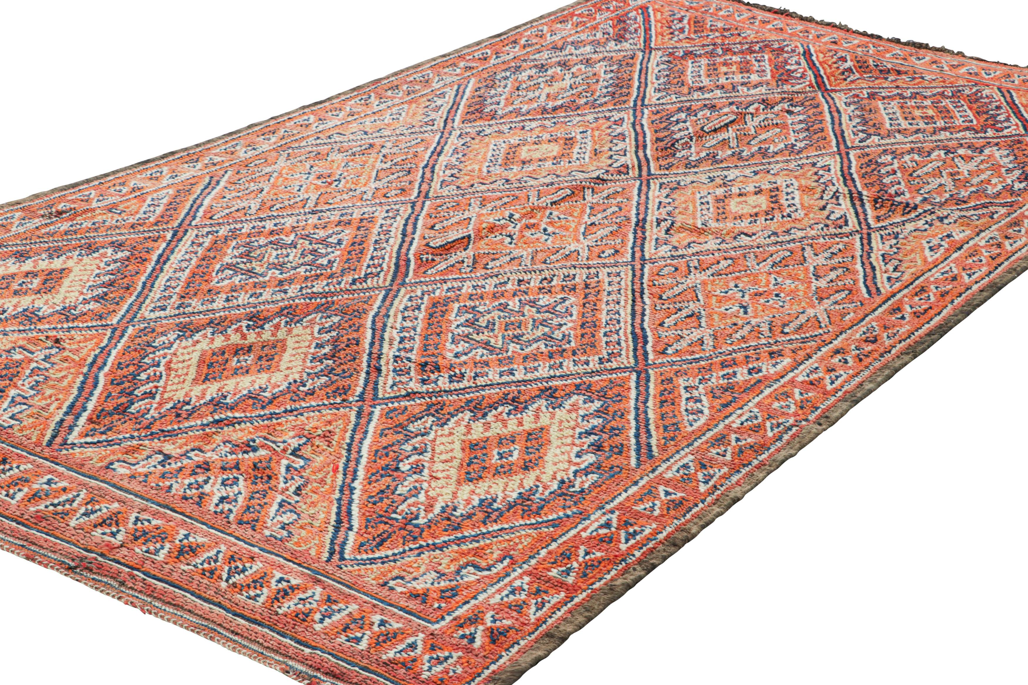 Alfombra marroquí vintage, naranja y azul con motivos geométricos - Rug & Kilim Anudado a mano en venta