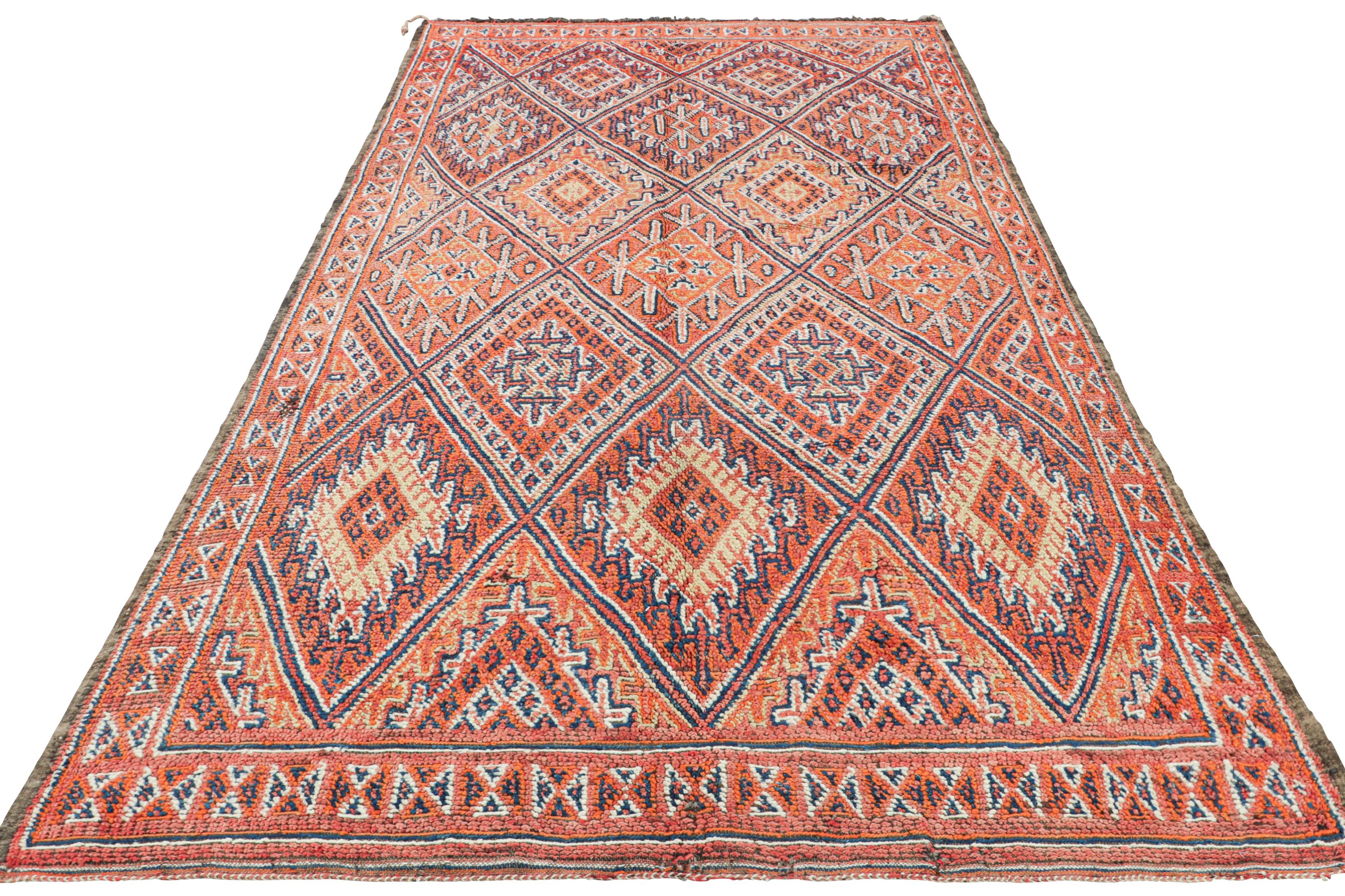 Alfombra marroquí vintage, naranja y azul con motivos geométricos - Rug & Kilim en Bueno estado para la venta en Long Island City, NY