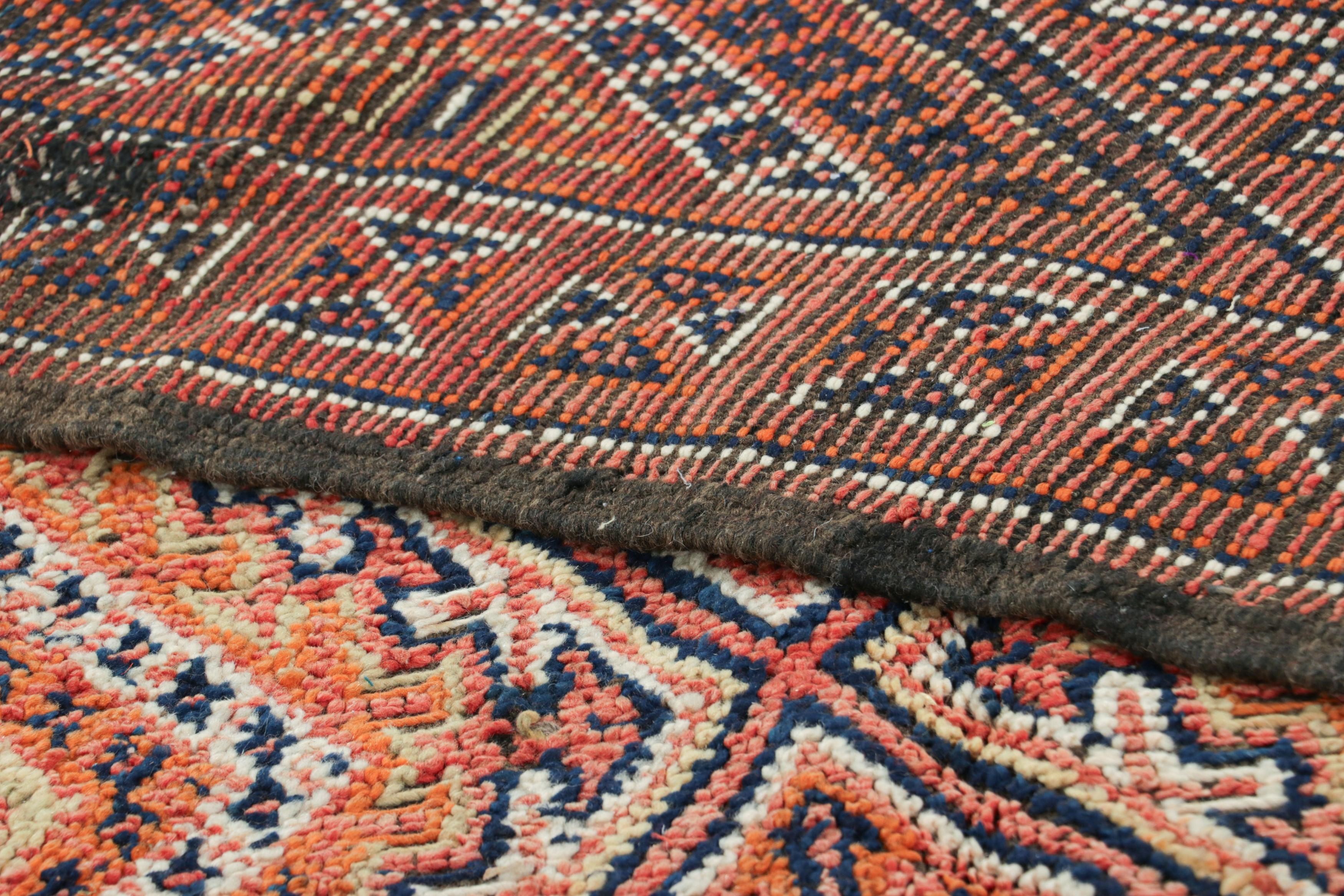 Alfombra marroquí vintage, naranja y azul con motivos geométricos - Rug & Kilim Lana en venta