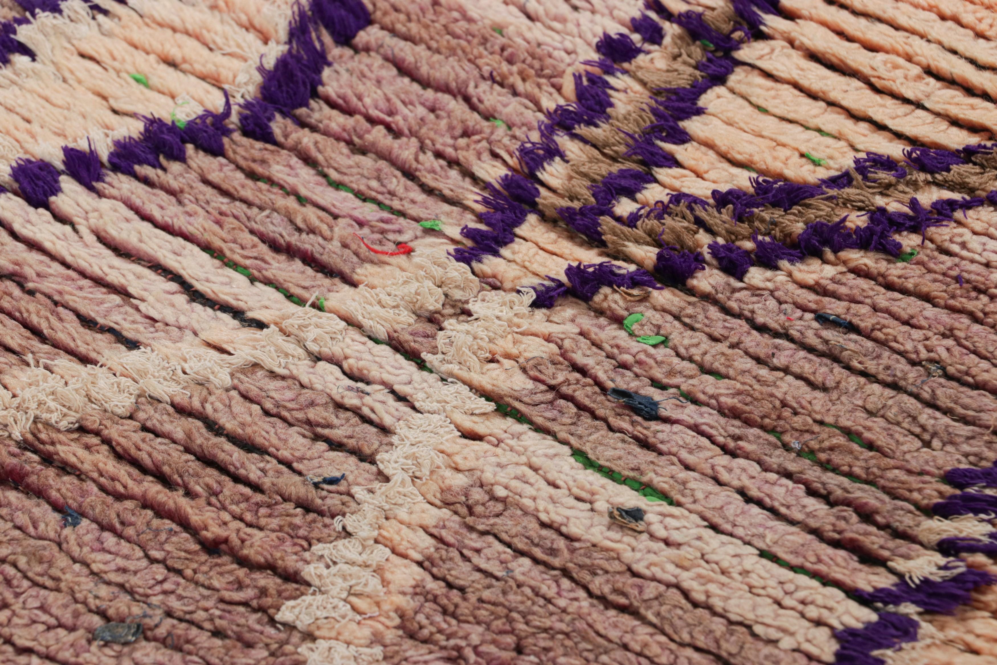 Annodato a mano in lana e proveniente dal Marocco intorno al 1950-1960, questo tappeto runner vintage 2x8 è una novità rara e tra le più interessanti della collezione Rug & Kilim di metà secolo.

Sul design: 

Questo runner marocchino vintage è un