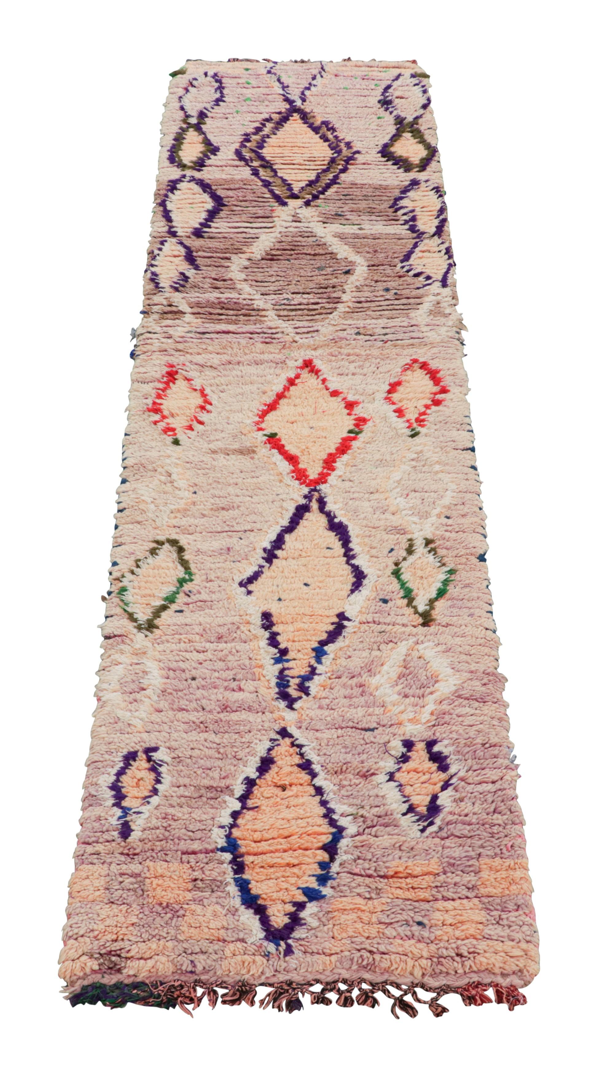 Annodato a mano Tappeto marocchino vintage viola e beige con motivi geometrici - Rug & Kilim in vendita