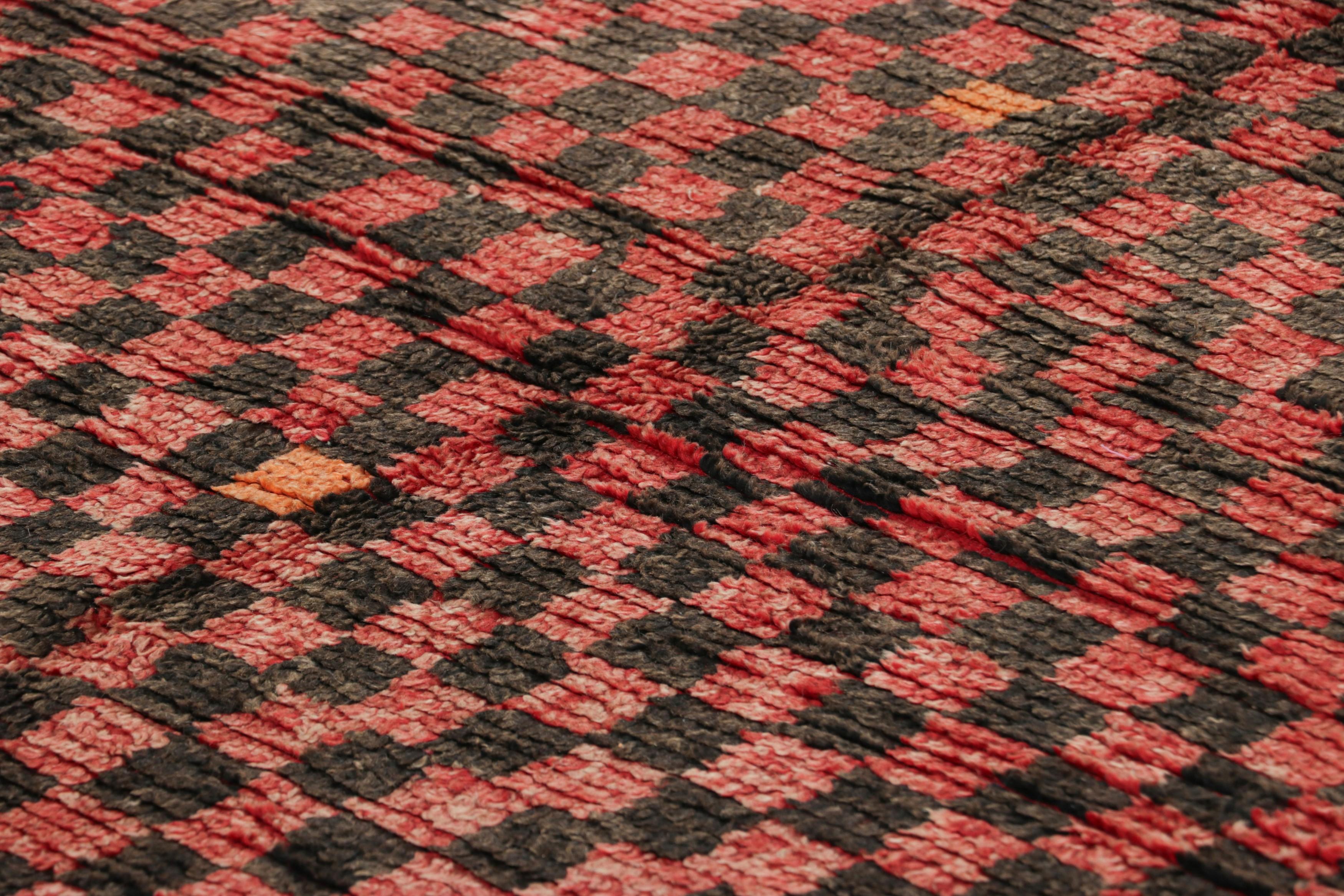 Annodato a mano in lana e proveniente dal Marocco intorno al 1950-1960, questo tappeto runner vintage 6x12 è una delle novità più interessanti della collezione Rug & Kilim di metà secolo.

Sul design: 

Questo runner marocchino vintage presenta un