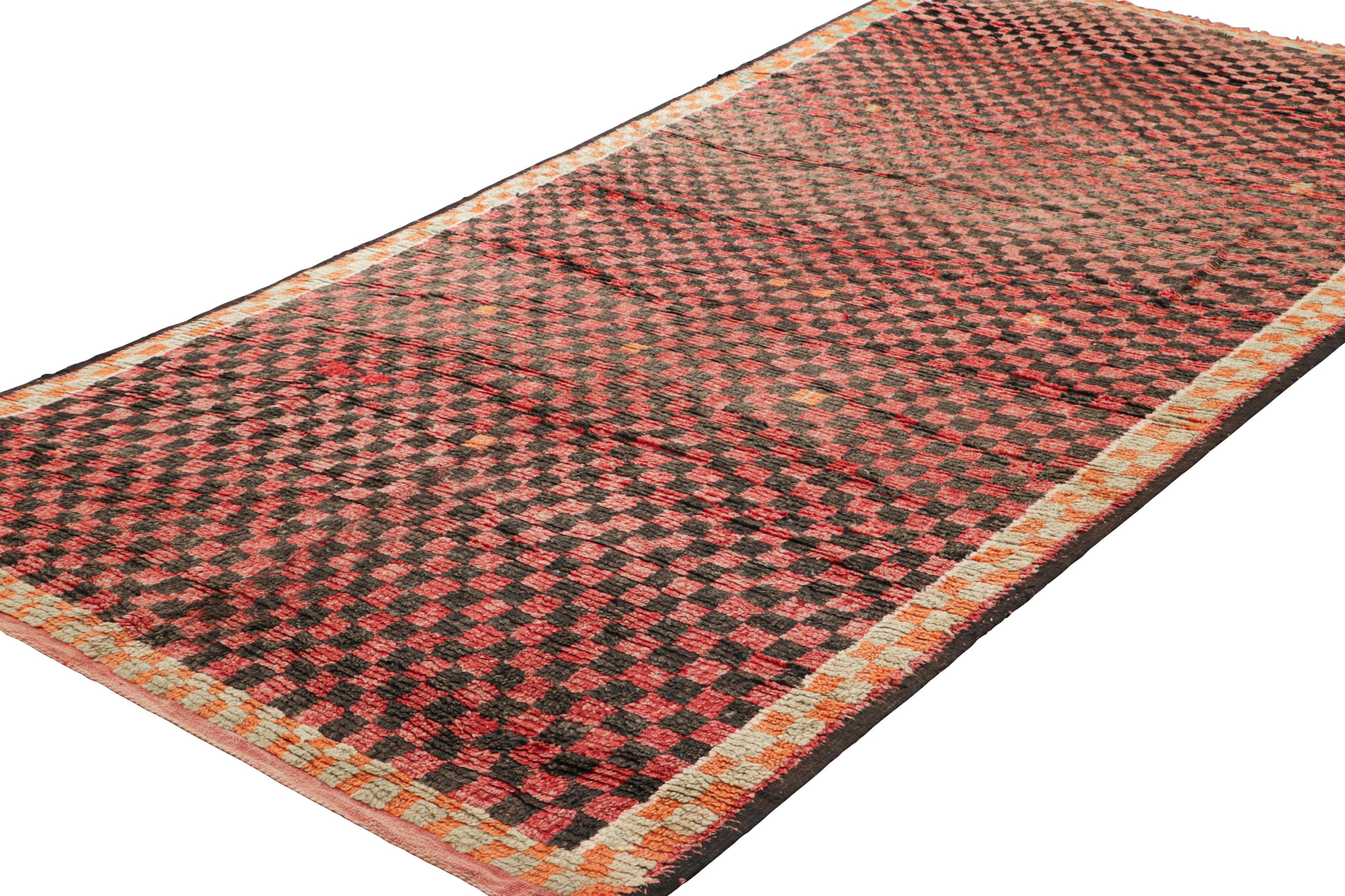 Annodato a mano Tappeto marocchino vintage, rosso e nero con motivi geometrici - Rug & Kilim in vendita