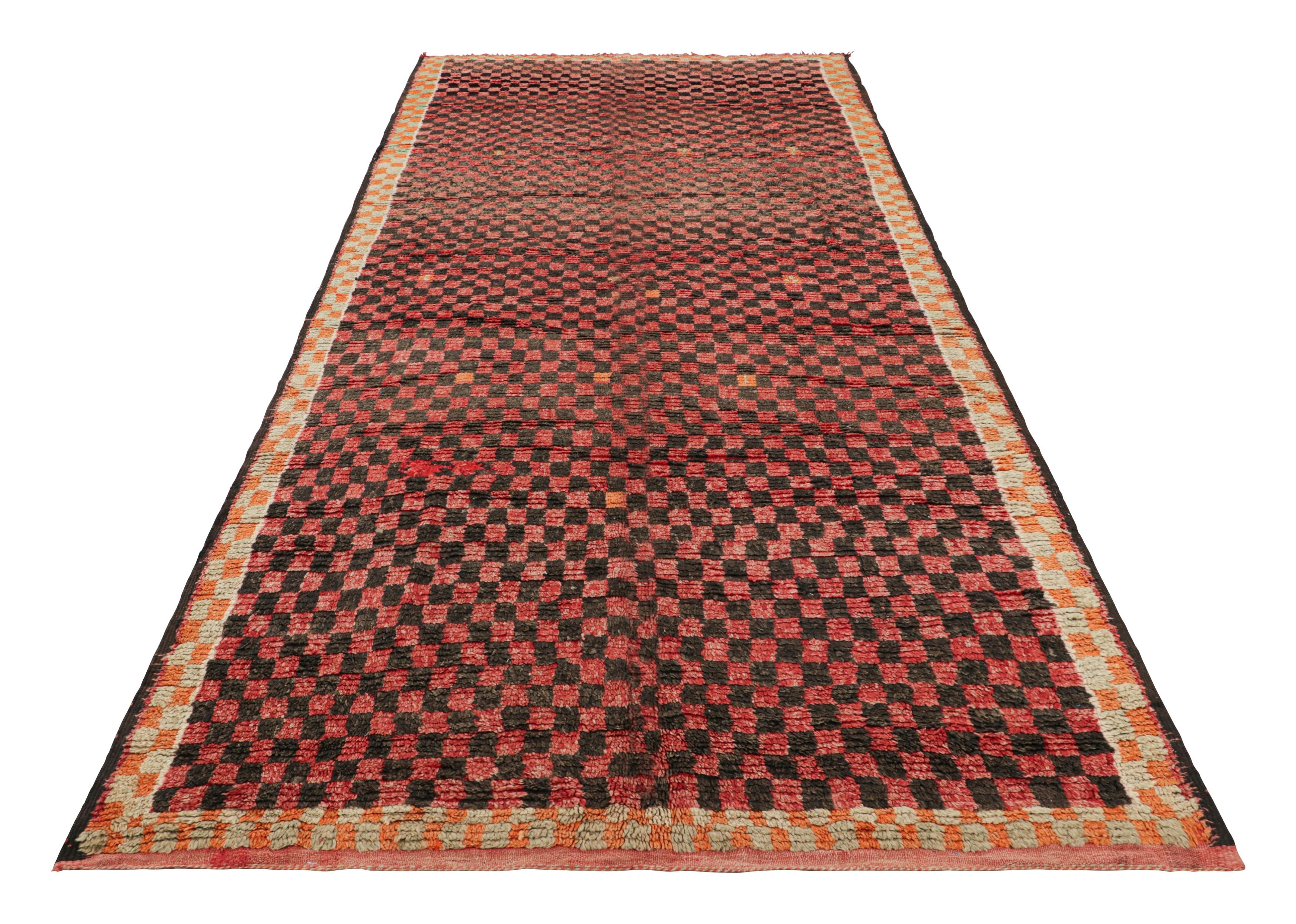 Tappeto marocchino vintage, rosso e nero con motivi geometrici - Rug & Kilim In condizioni buone in vendita a Long Island City, NY