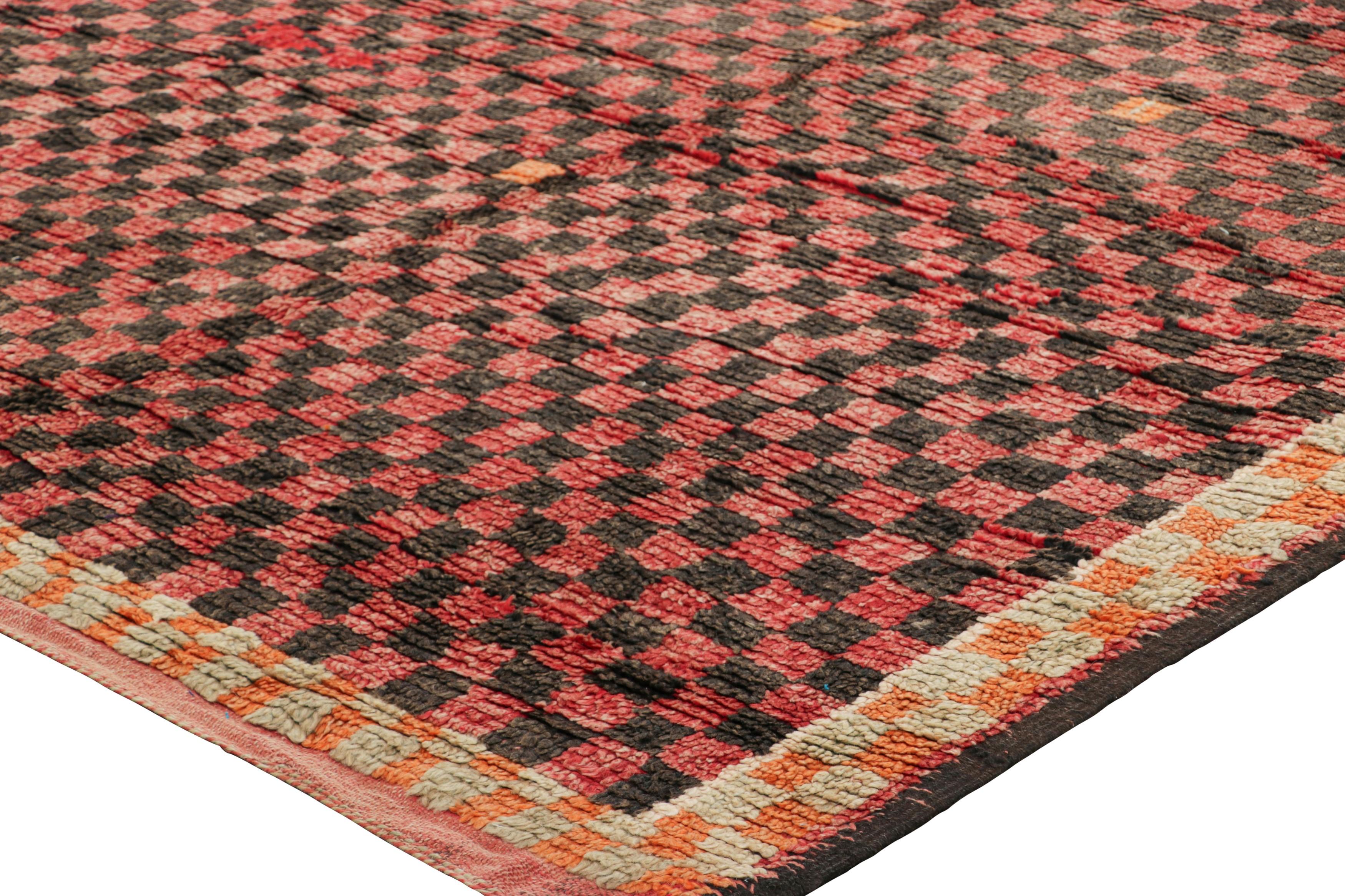 Metà XX secolo Tappeto marocchino vintage, rosso e nero con motivi geometrici - Rug & Kilim in vendita