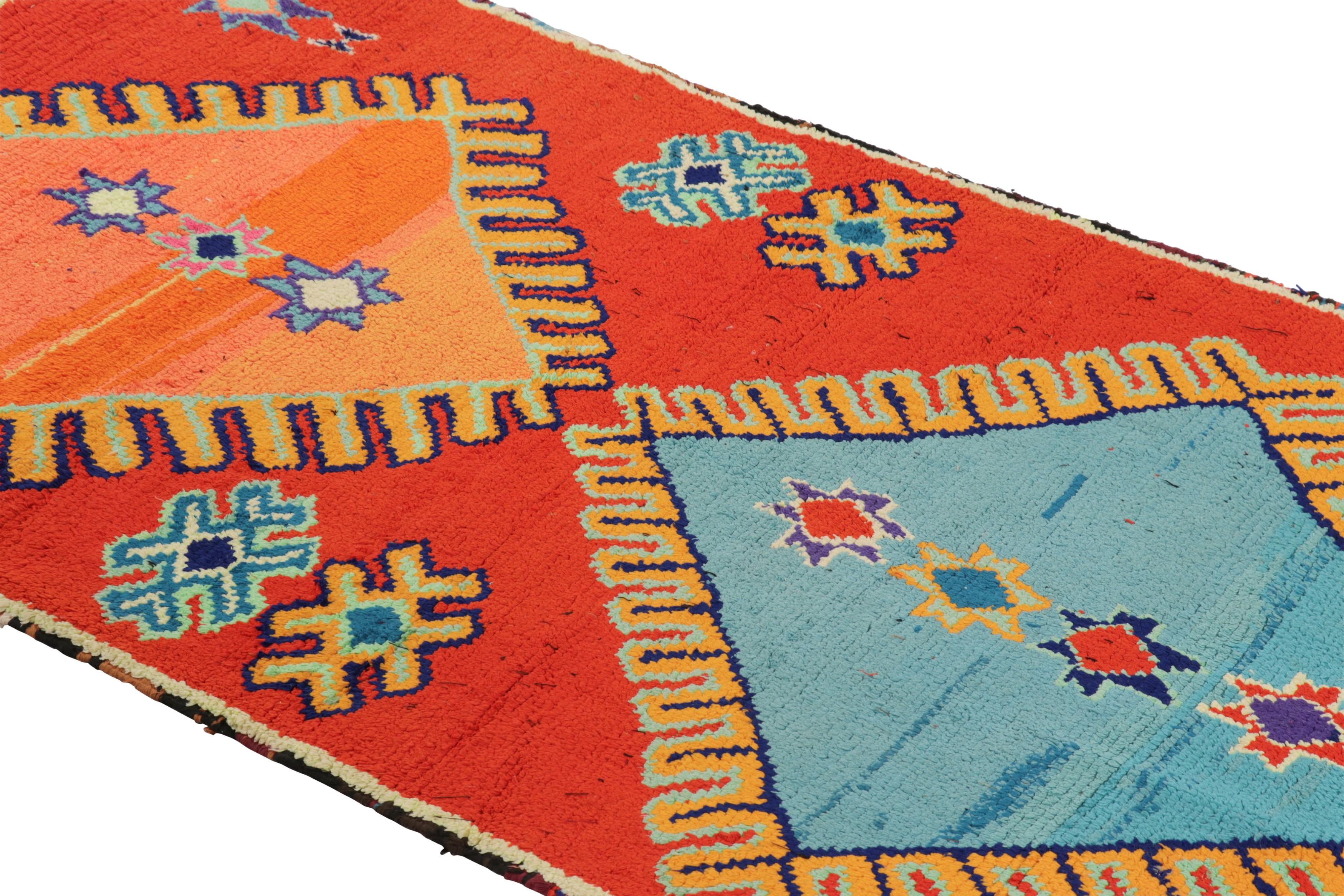 Anudada a mano en lana y originaria de Marruecos hacia 1950-1960, esta alfombra corredera vintage de 3x7 es una de las novedades más interesantes de las colecciones de mediados de siglo de la región de Rug & Kilim.

Sobre el diseño: 

Esta vibrante
