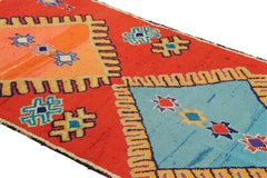 Marokkanischer Vintage-Läufer, rot mit orangen und blauen Medaillons - Rug & Kilim