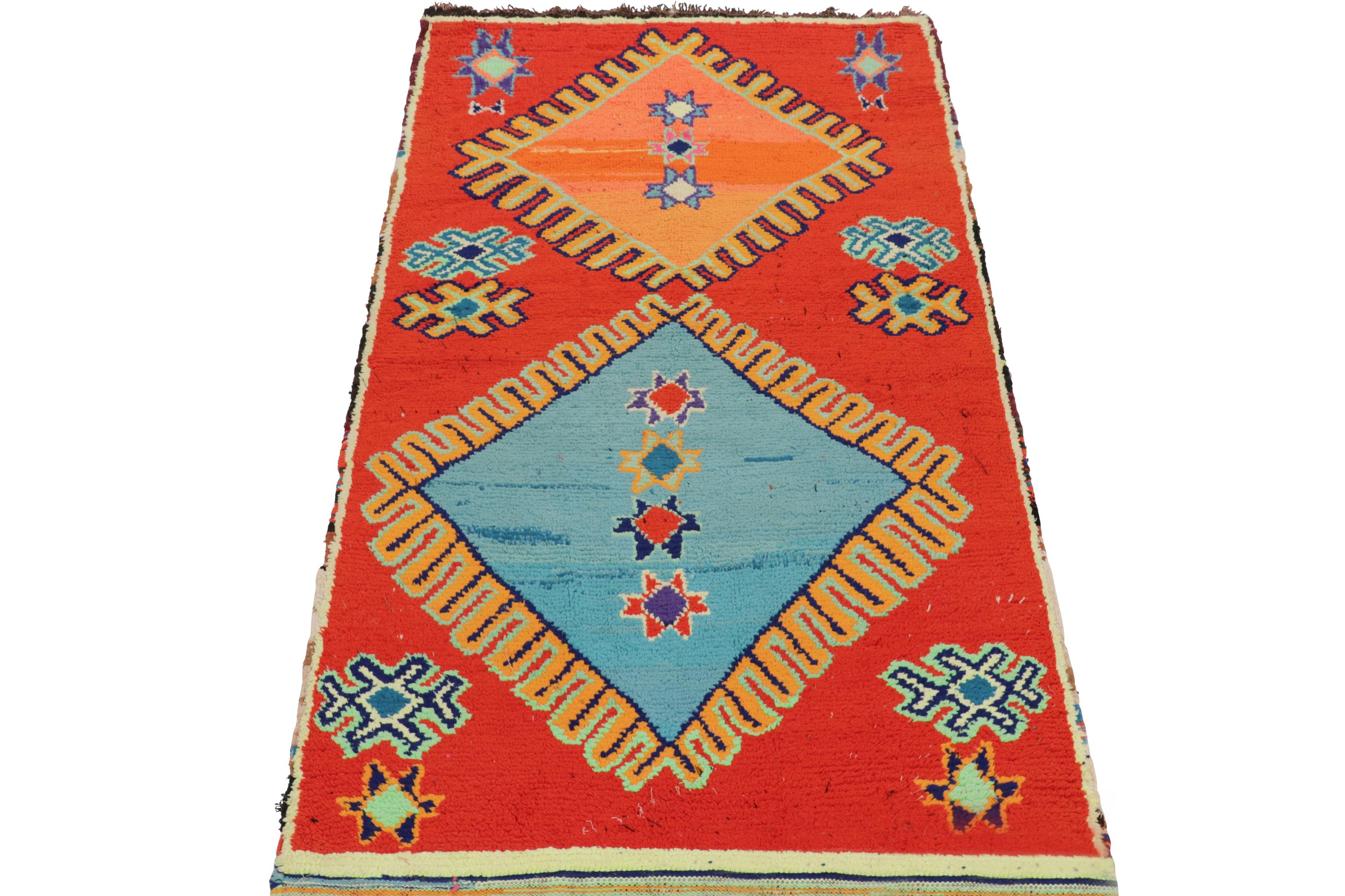 Alfombra marroquí vintage, roja con medallones naranjas y azules - Rug & Kilim Anudado a mano en venta