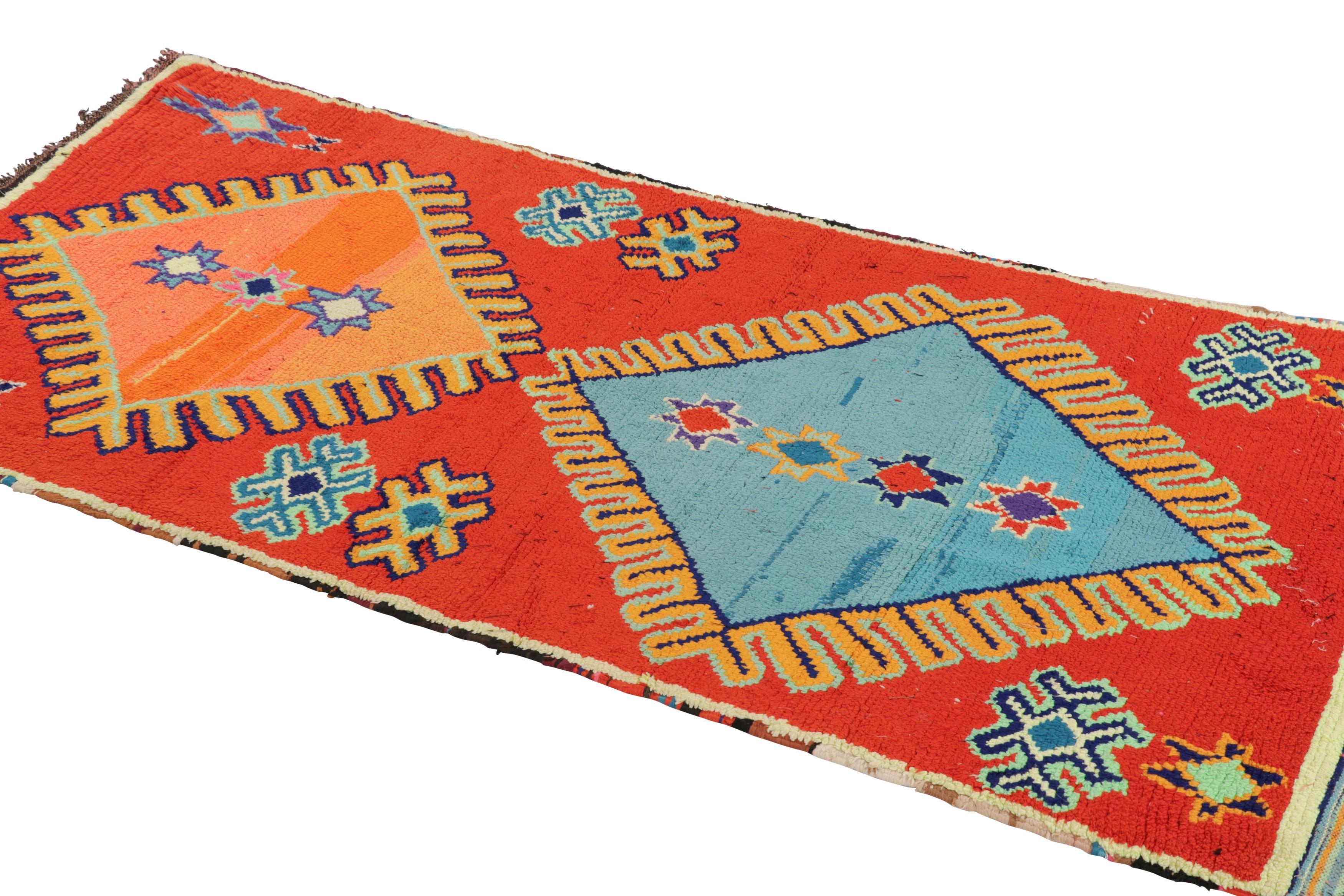 Alfombra marroquí vintage, roja con medallones naranjas y azules - Rug & Kilim en Bueno estado para la venta en Long Island City, NY