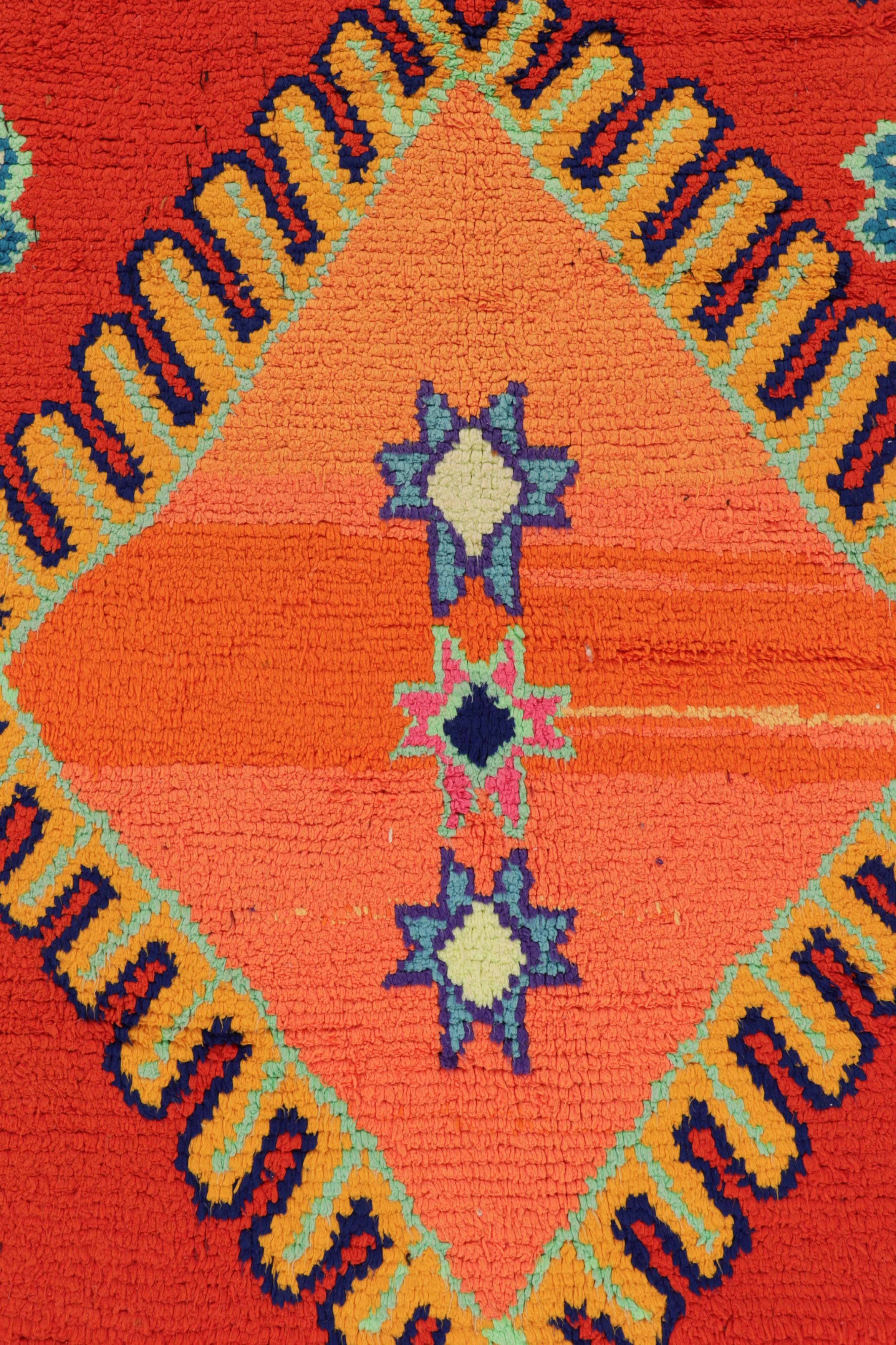 Alfombra marroquí vintage, roja con medallones naranjas y azules - Rug & Kilim mediados del siglo XX en venta