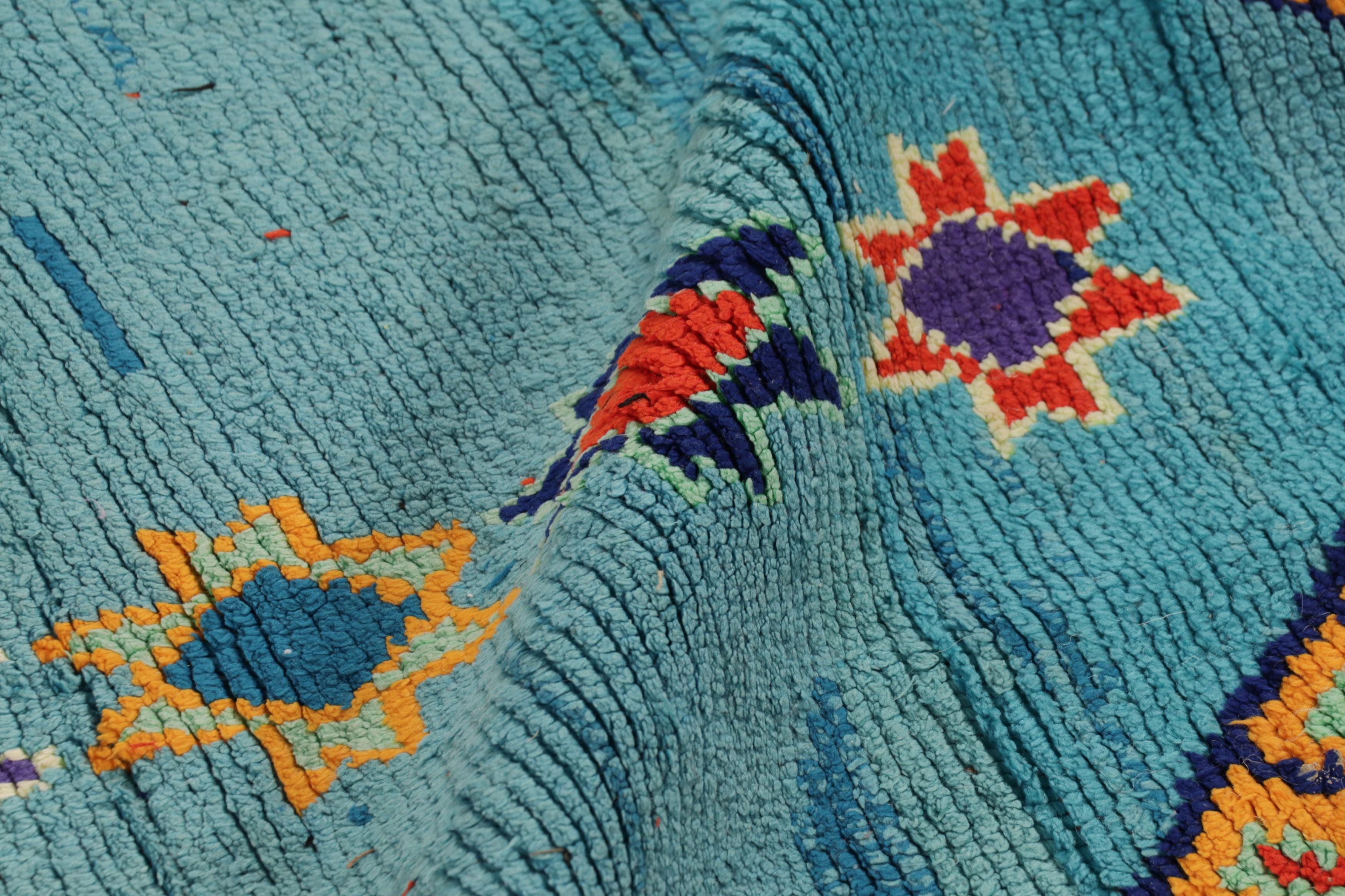 Alfombra marroquí vintage, roja con medallones naranjas y azules - Rug & Kilim Lana en venta