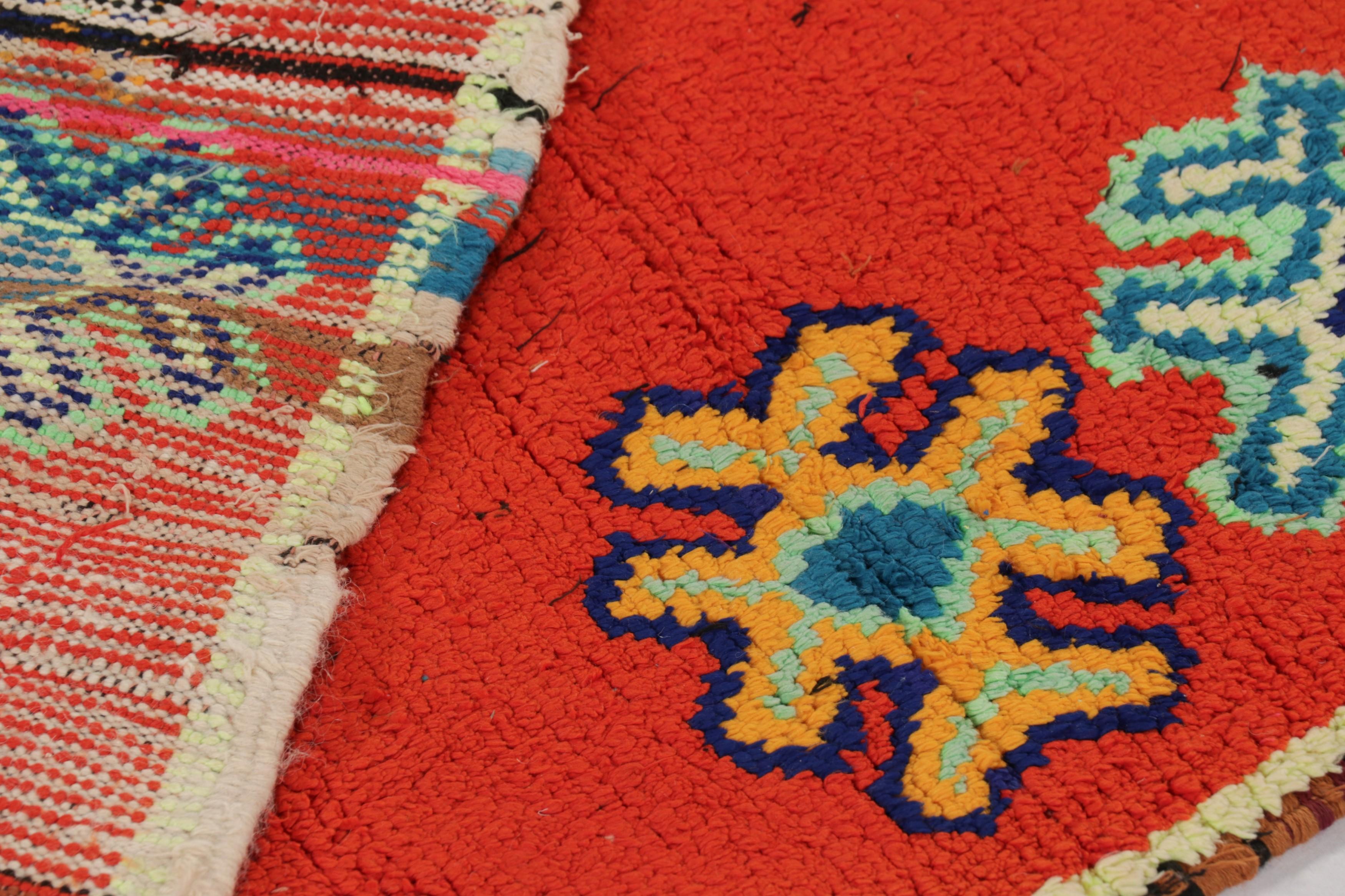 Alfombra marroquí vintage, roja con medallones naranjas y azules - Rug & Kilim en venta 1