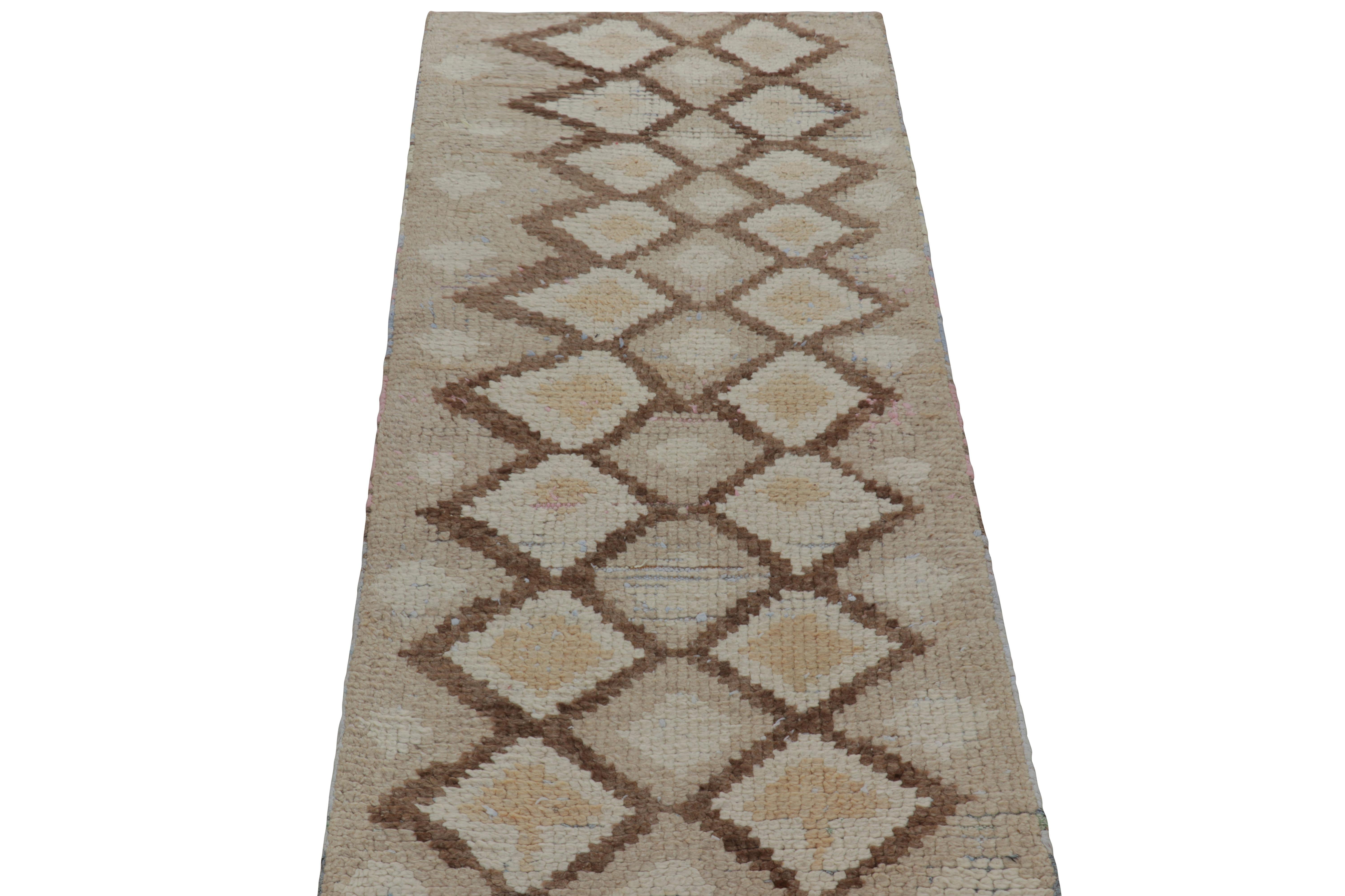 Vintage Moroccan Runner Rug with Beige-Brown Diamond Lozenges  Rug & Kilim In Good Condition For Sale In Long Island City, NY