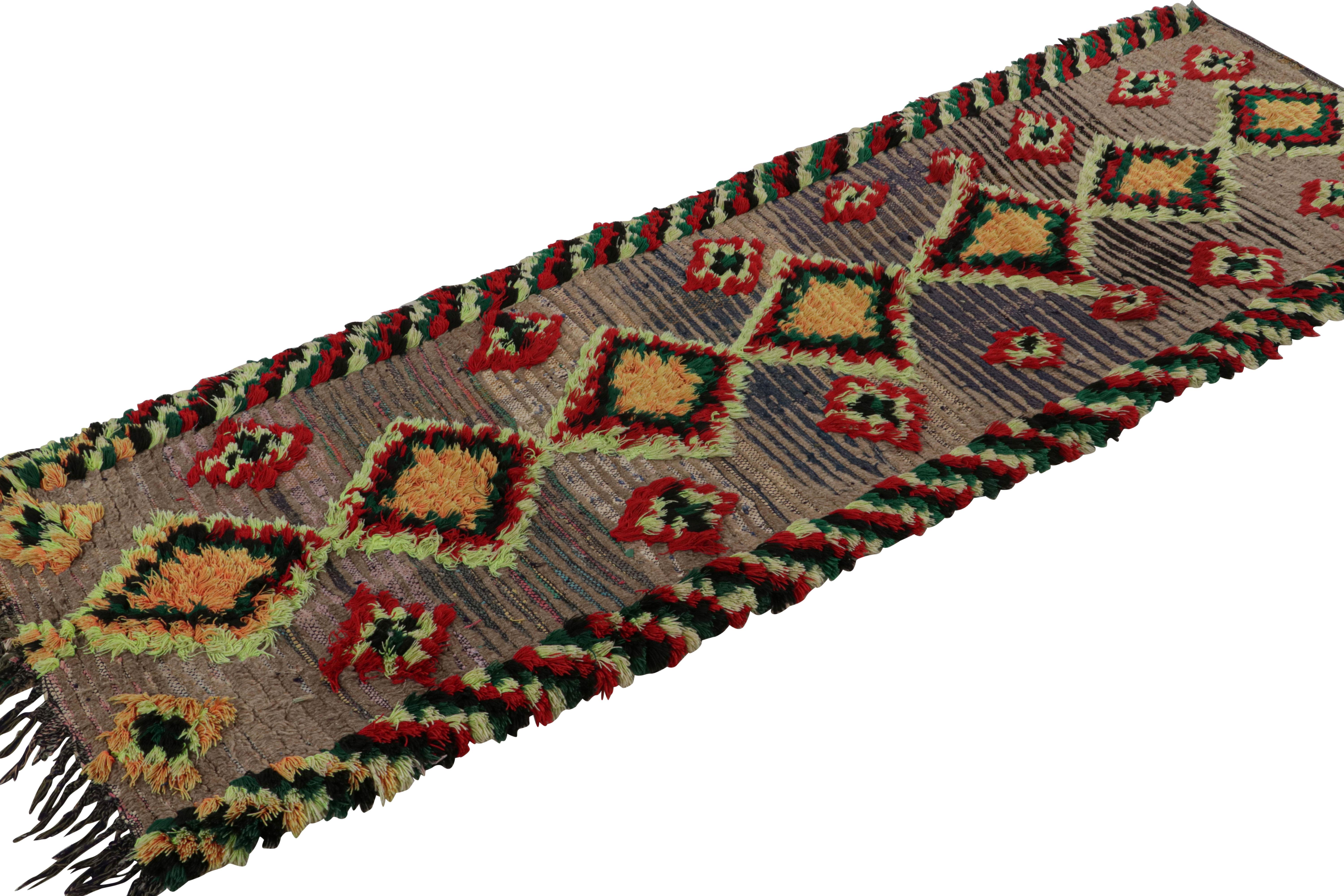 Dieser handgeknüpfte marokkanische Teppich (3x8 cm) mit geometrischen Mustern und Medaillons stammt aus dem Azilal-Stamm und wurde um 1950-1960 hergestellt.  

Über das Design: 

Kenner bewundern diesen Läufer als ein kühnes, grafisches Werk mit