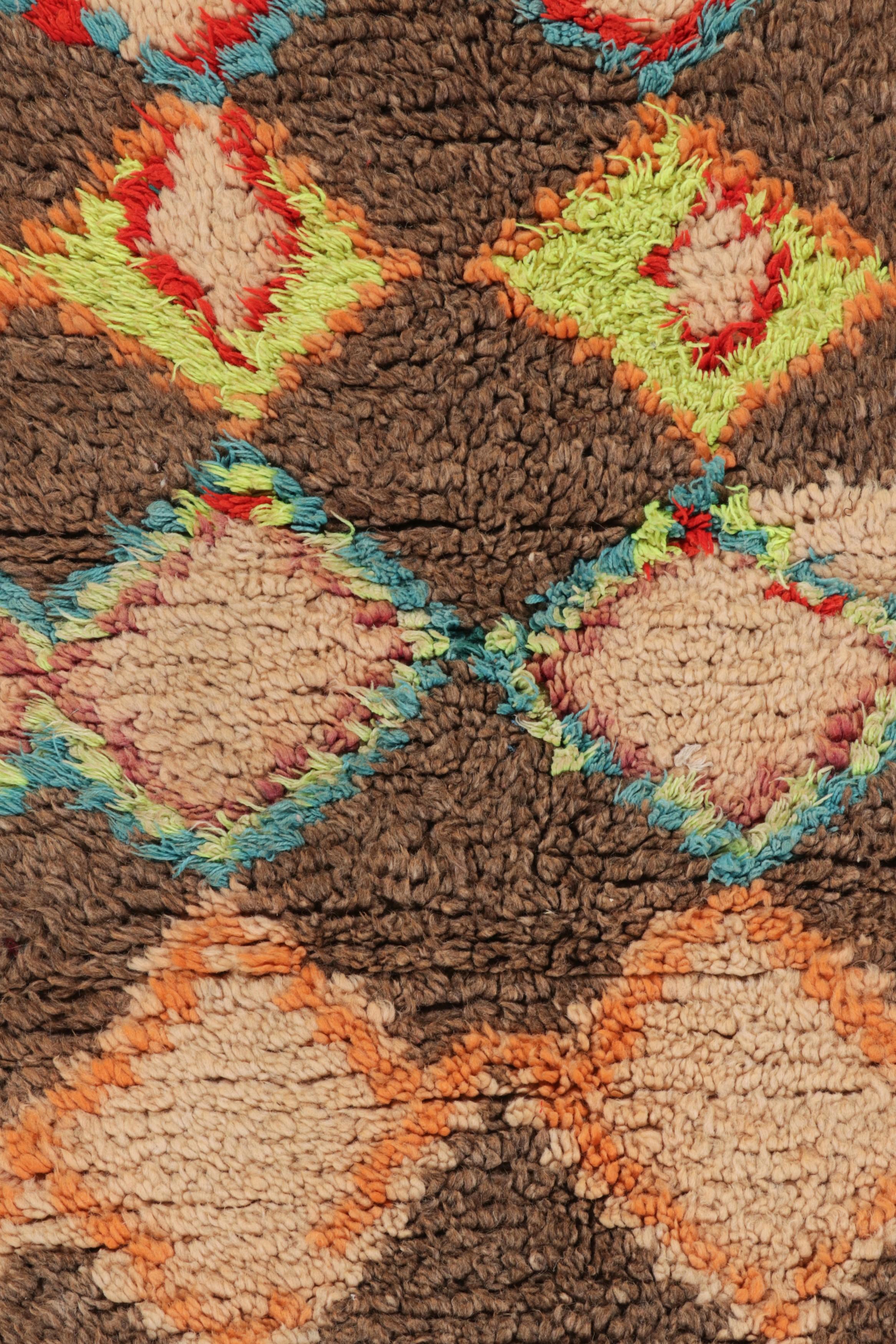 Vintage Marokkanischer Läufer mit bunten Diamant-Medaillons - Rug & Kilim (Stammeskunst) im Angebot
