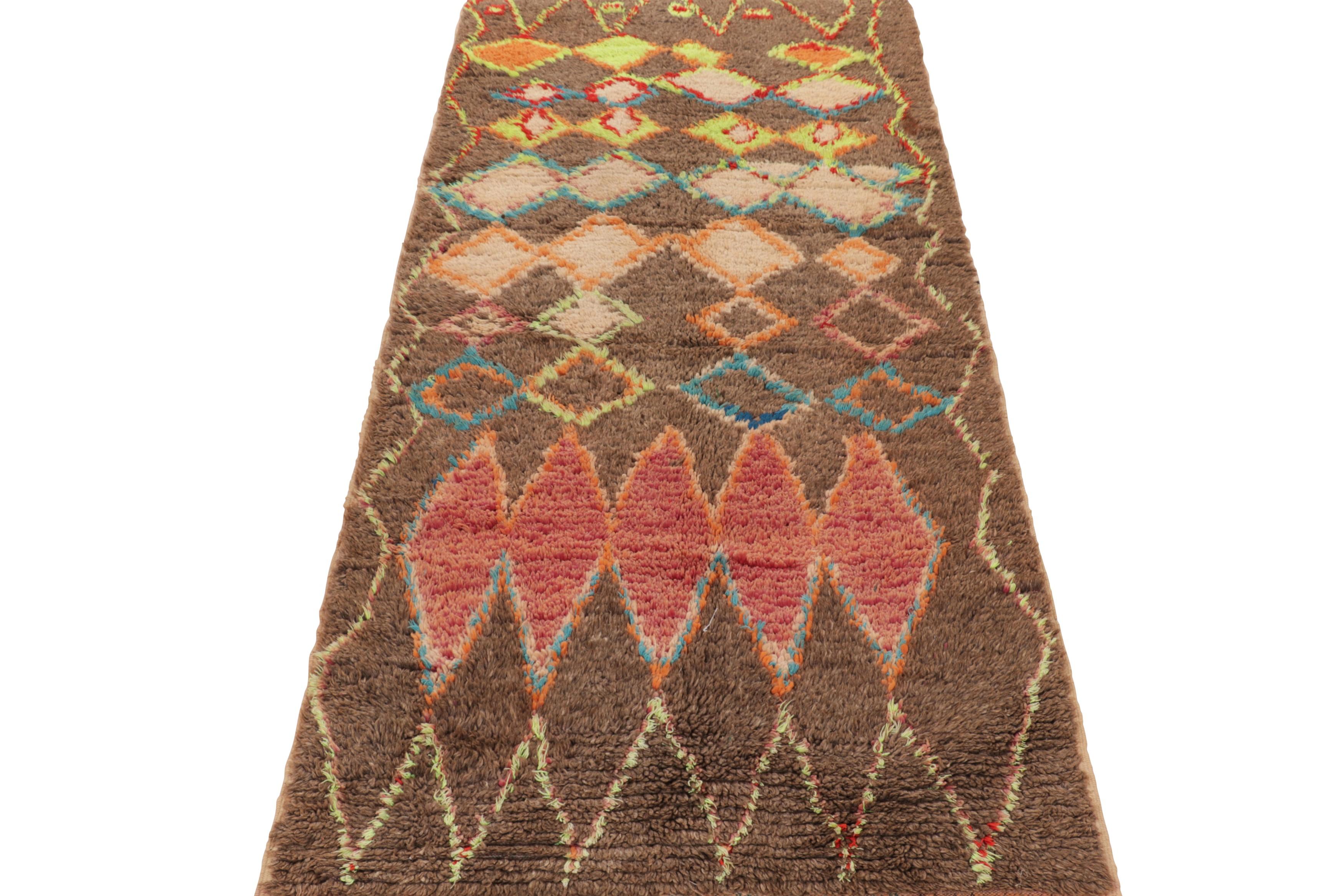 Vintage Marokkanischer Läufer mit bunten Diamant-Medaillons - Rug & Kilim (Handgeknüpft) im Angebot