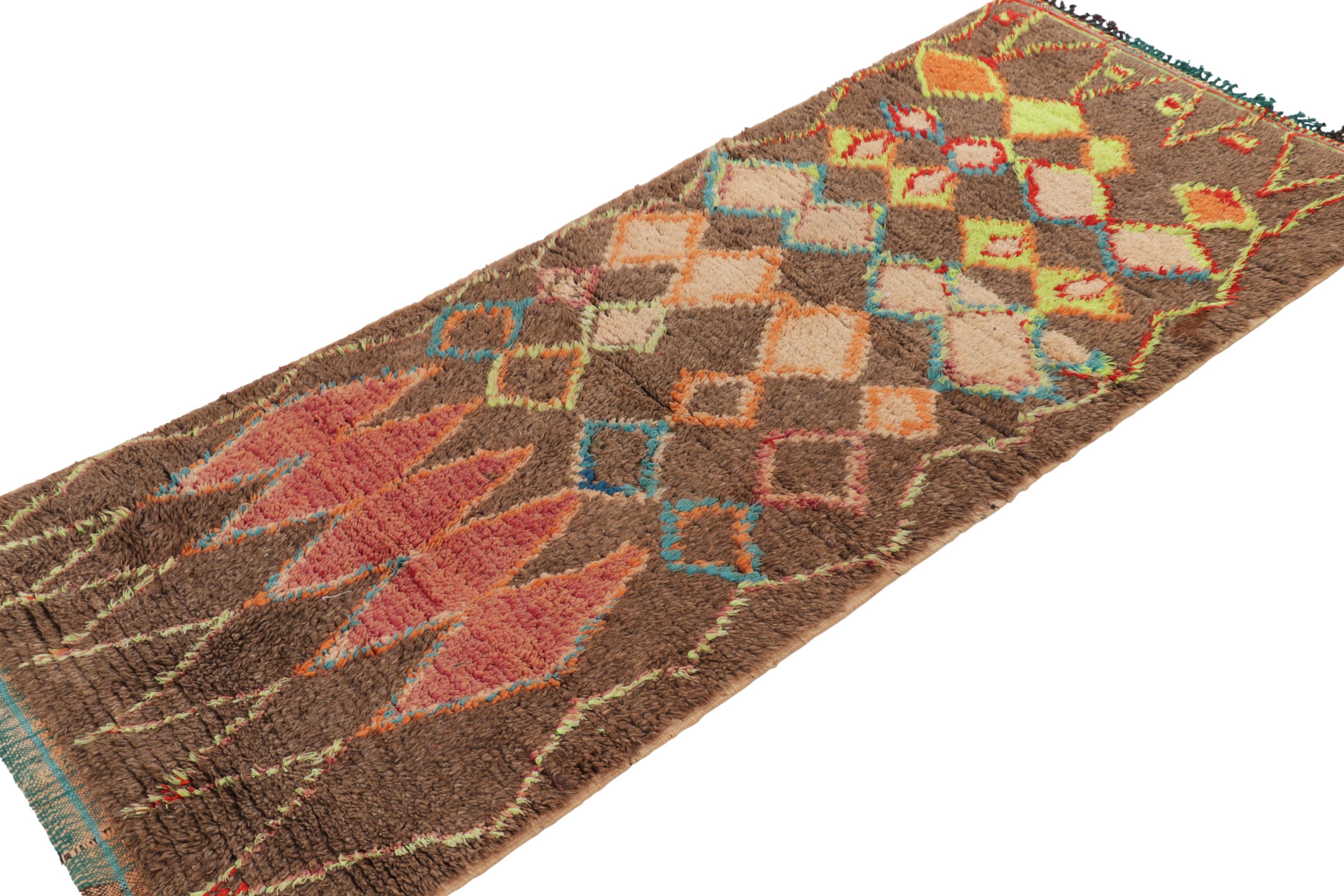 Vintage Marokkanischer Läufer mit bunten Diamant-Medaillons - Rug & Kilim im Zustand „Gut“ im Angebot in Long Island City, NY