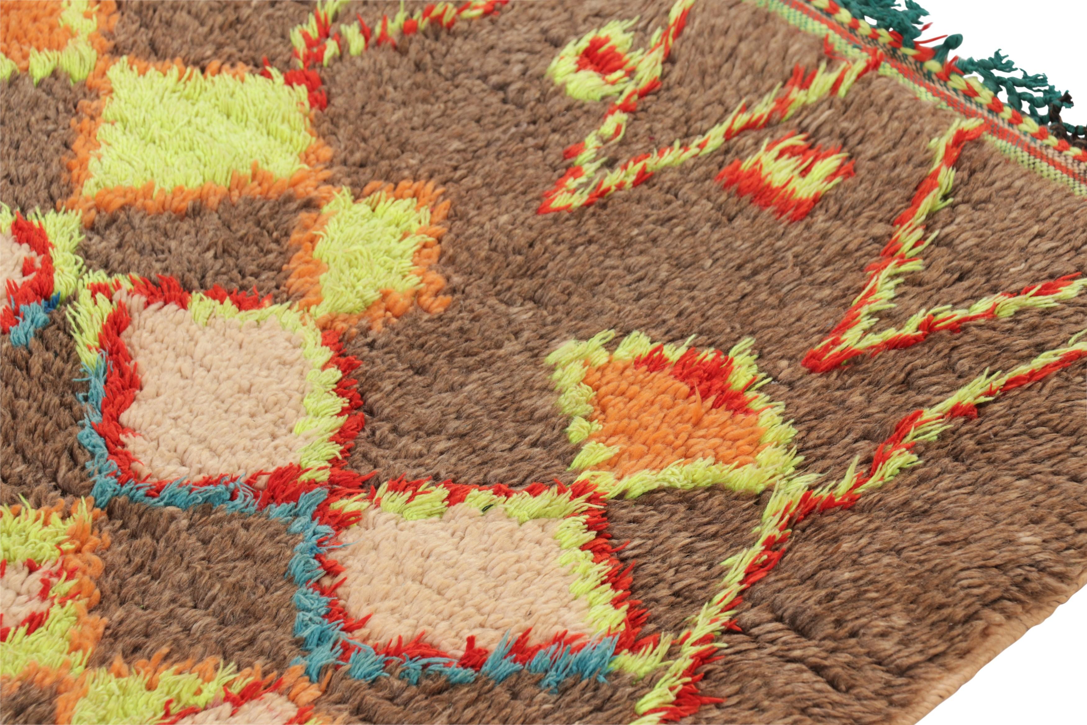 Vintage Marokkanischer Läufer mit bunten Diamant-Medaillons - Rug & Kilim (Mitte des 20. Jahrhunderts) im Angebot
