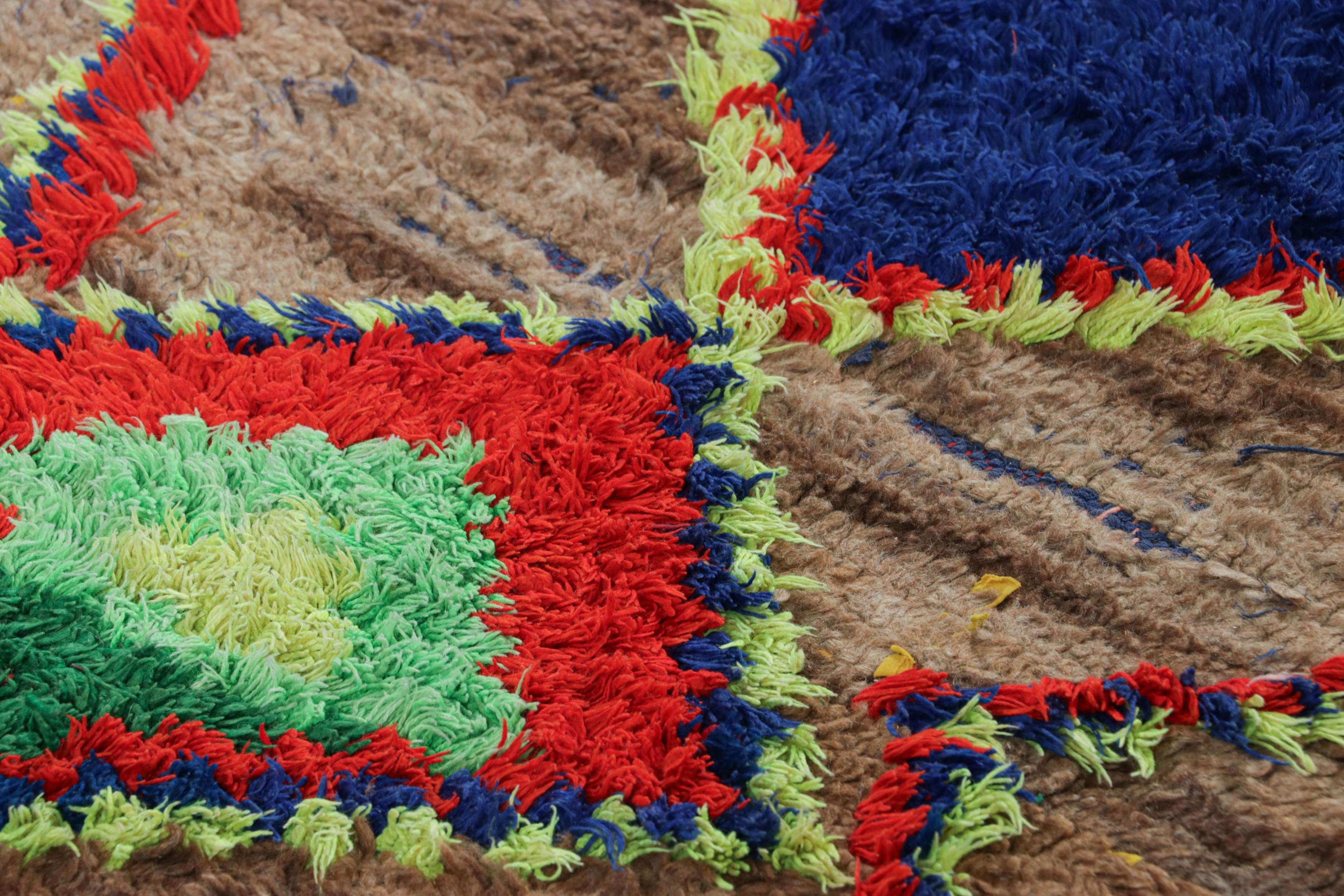 Dieser handgeknüpfte Wollteppich aus Marokko (ca. 1950-1960) ist ein seltener 2x9 Vintage-Läufer und gehört zu den aufregendsten Neuzugängen in Rug & Kilims Kurationen aus der Mitte des Jahrhunderts.

Über das Design: 

Dieser marokkanische Läufer