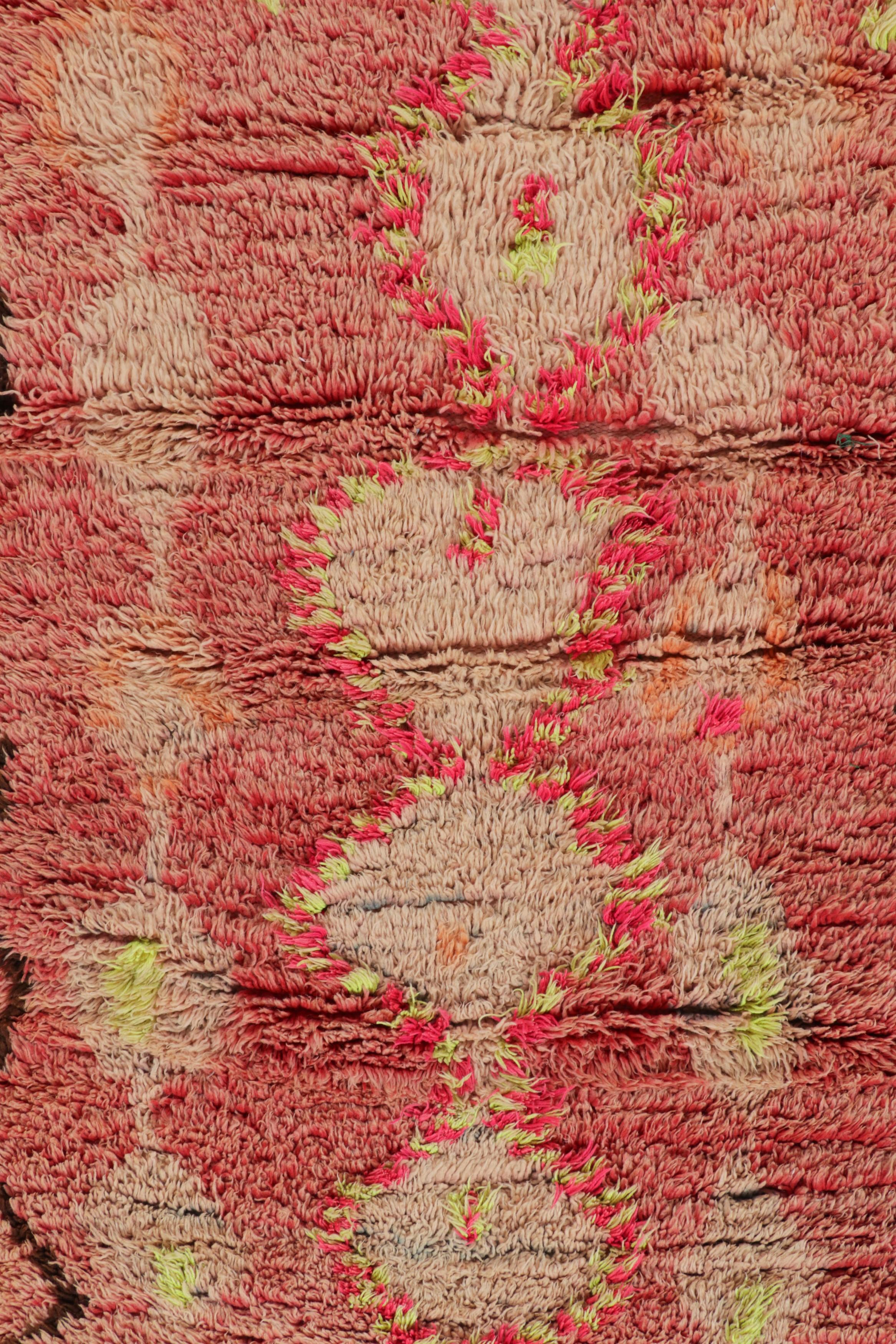 Dieser handgeknüpfte Wollteppich aus Marokko (ca. 1950-1960) mit einer Größe von 3 x 8 cm ist ein seltenes Exemplar und gehört zu den aufregendsten Neuzugängen in der Kollektion von Rug & Kilim aus der Mitte des Jahrhunderts aus dieser