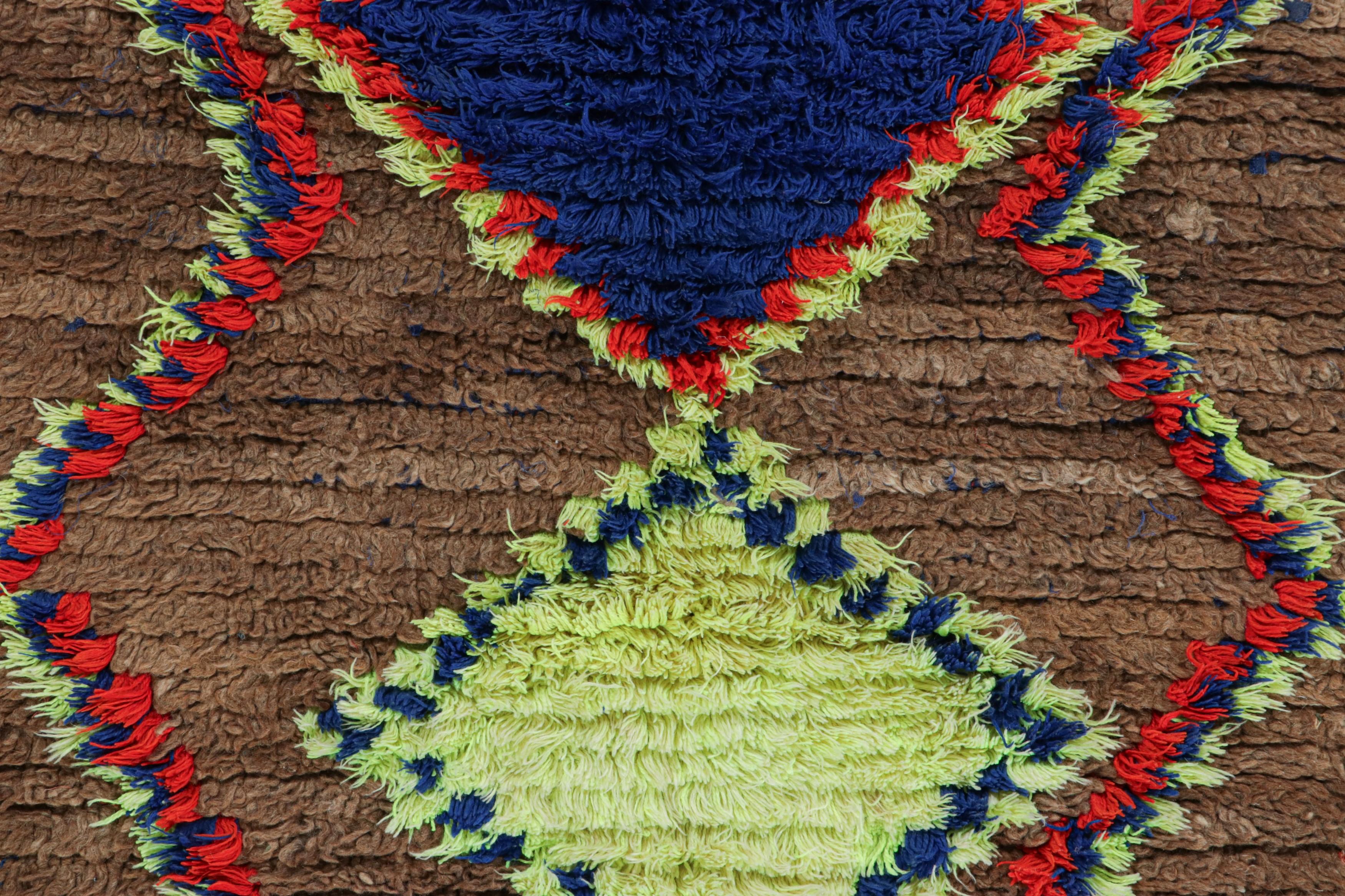 Vintage Marokkanischer Läufer mit bunten geometrischen Medaillons - Rug & Kilim (Stammeskunst) im Angebot