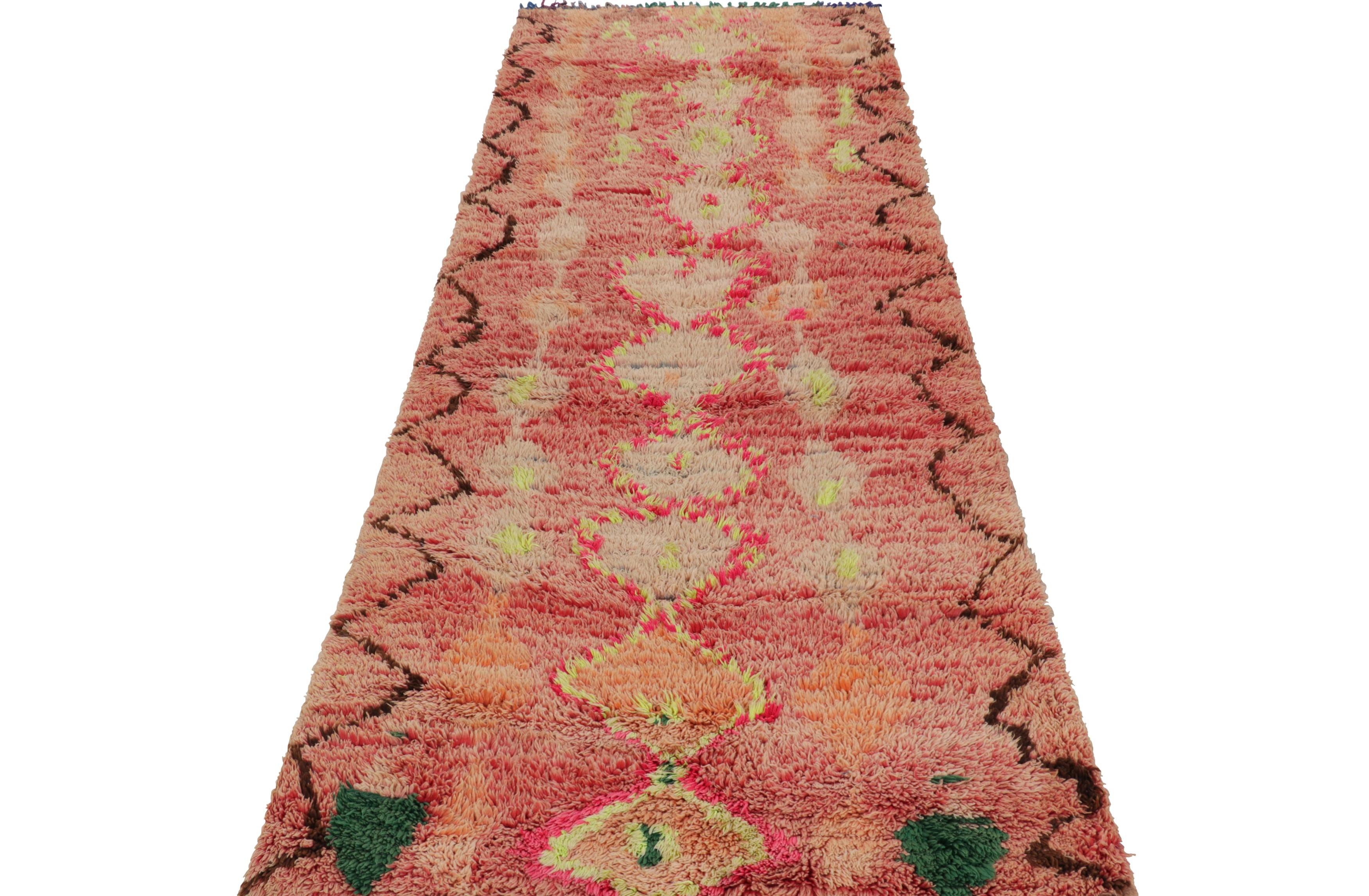 Vintage Marokkanischer Läufer mit bunten geometrischen Medaillons - Rug & Kilim (Stammeskunst) im Angebot