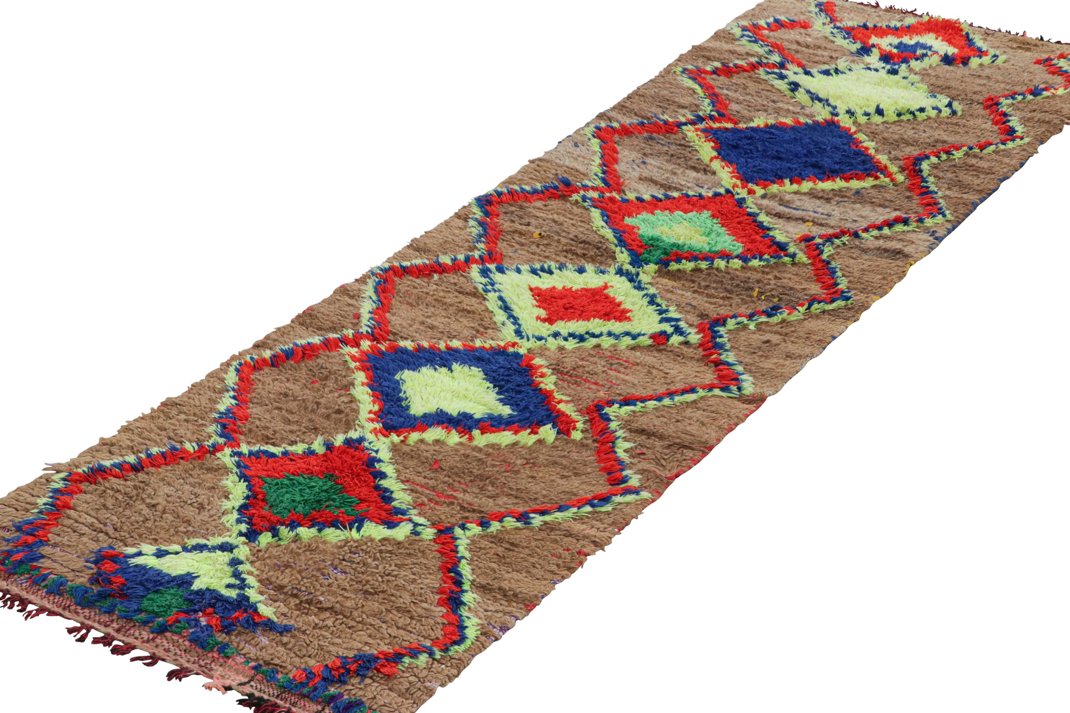 Vintage Marokkanischer Läufer mit bunten geometrischen Medaillons - Rug & Kilim (Handgeknüpft) im Angebot