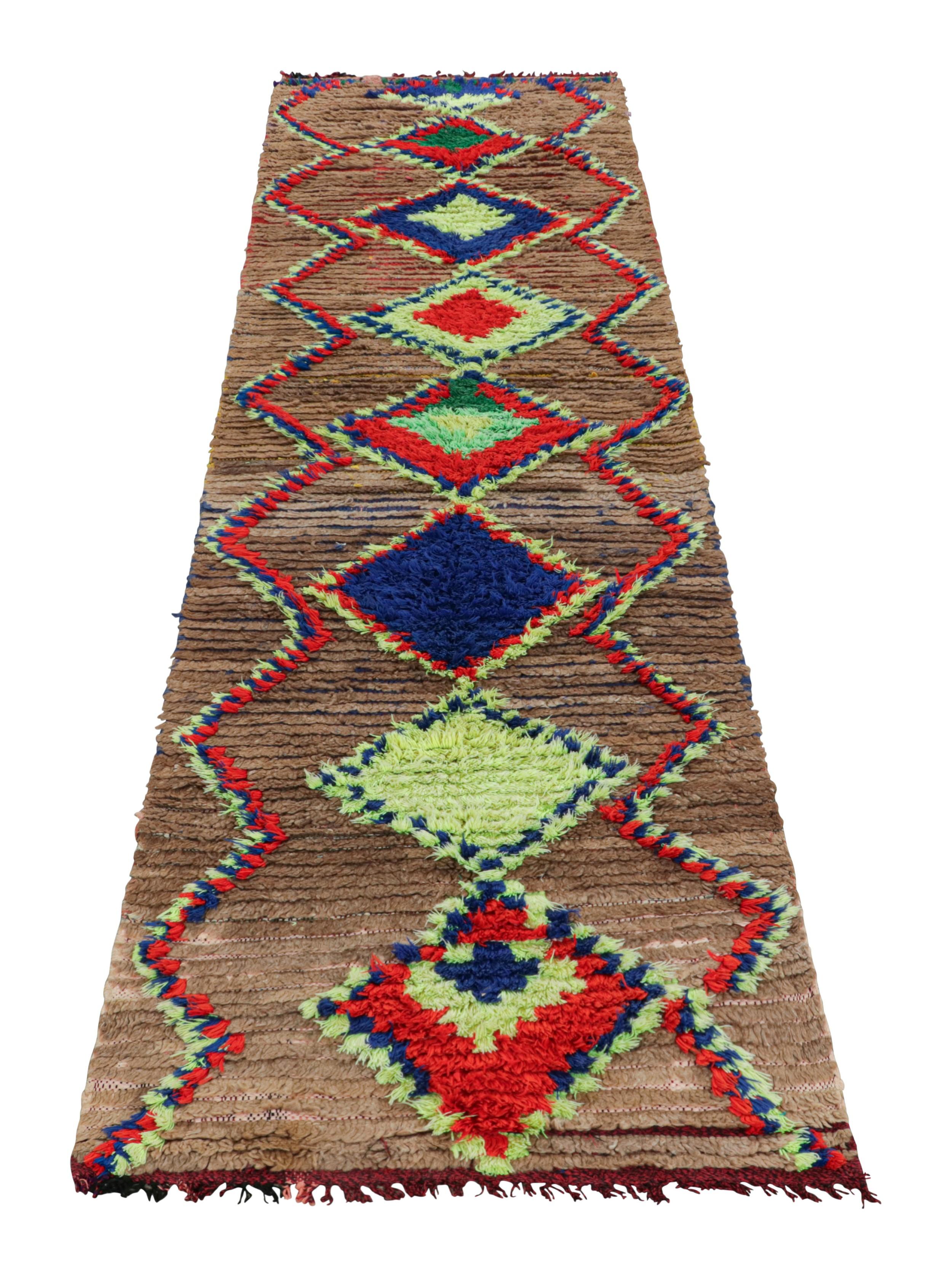 Vintage Marokkanischer Läufer mit bunten geometrischen Medaillons - Rug & Kilim im Zustand „Gut“ im Angebot in Long Island City, NY