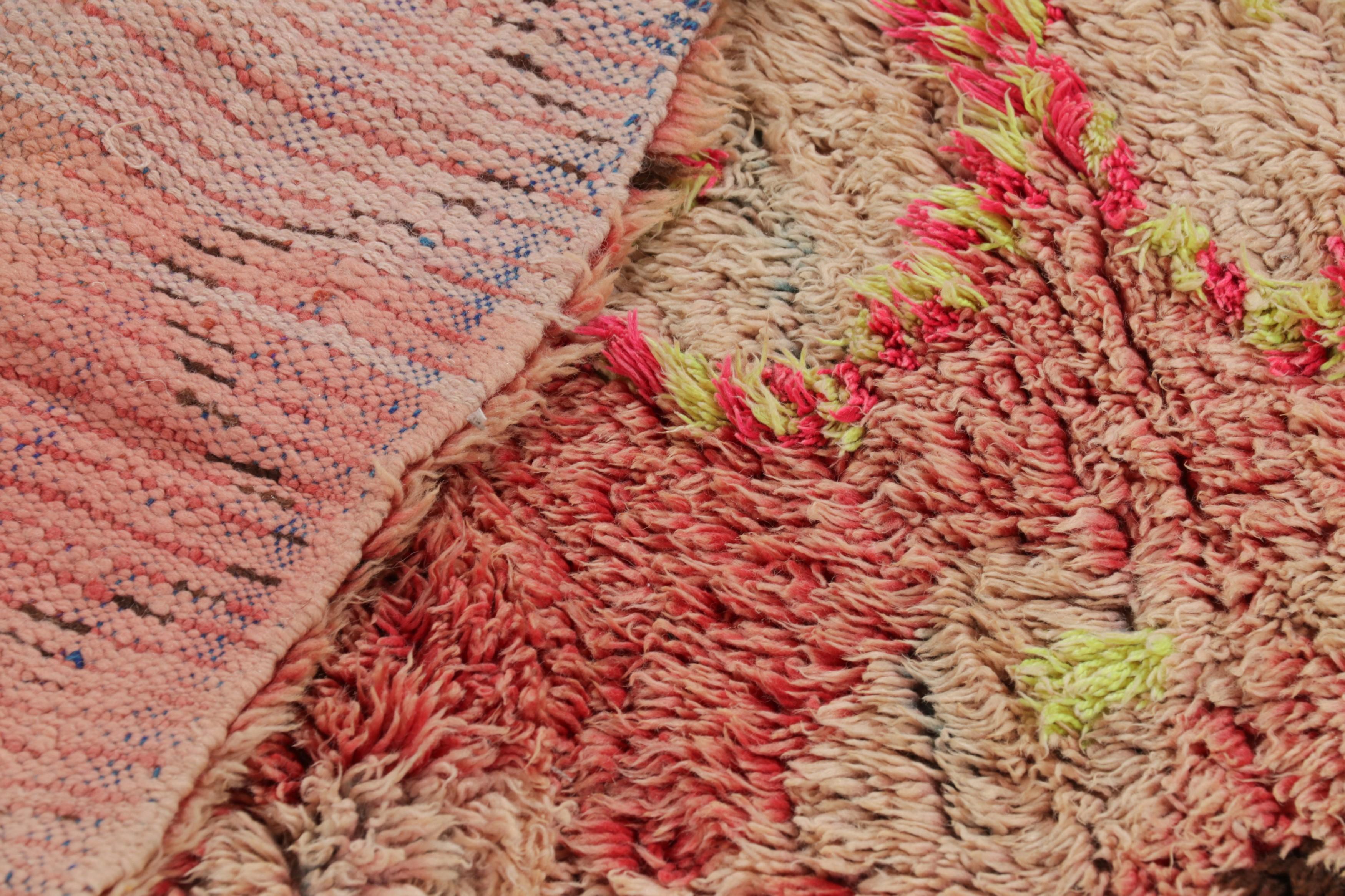 Vintage Marokkanischer Läufer mit bunten geometrischen Medaillons - Rug & Kilim (Wolle) im Angebot