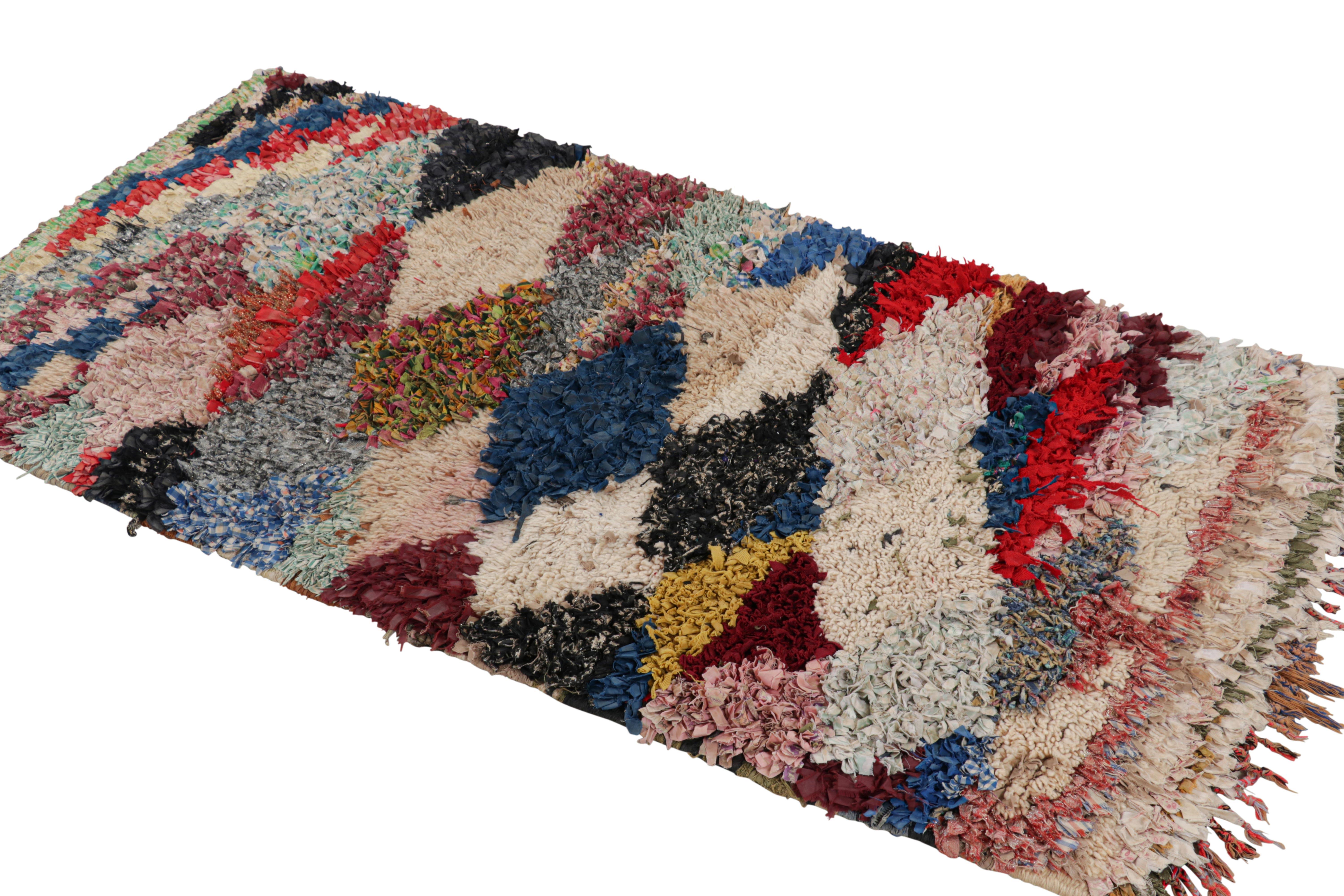 Marokkanischer Vintage-Läufer mit bunten geometrischen Mustern, von Rug & Kilim im Zustand „Gut“ im Angebot in Long Island City, NY